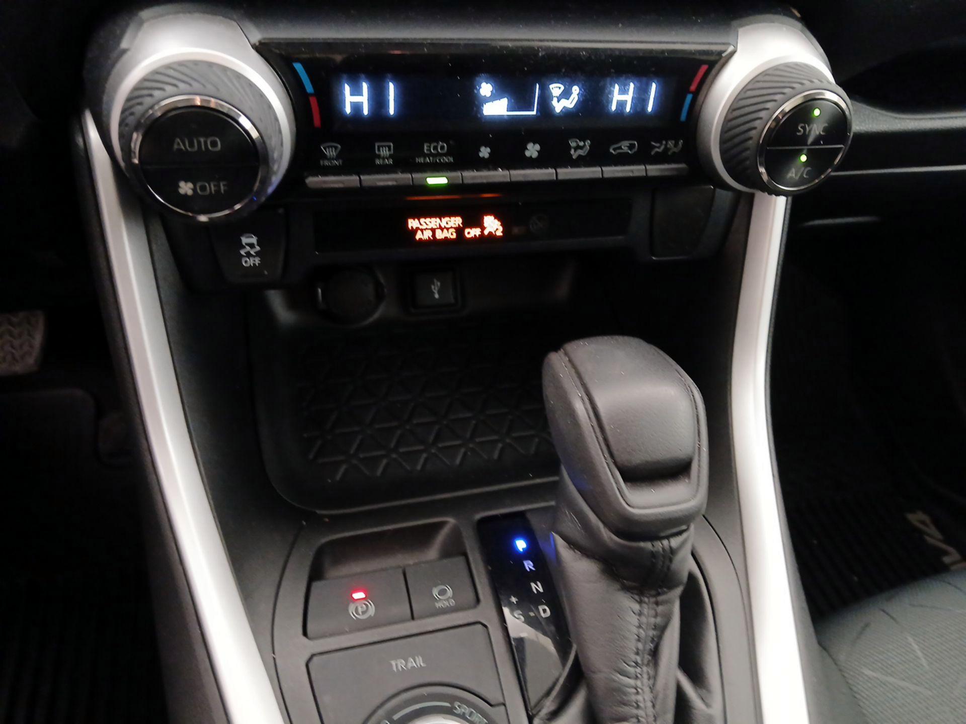 Thumbnail: 2020 Toyota RAV4 - 16