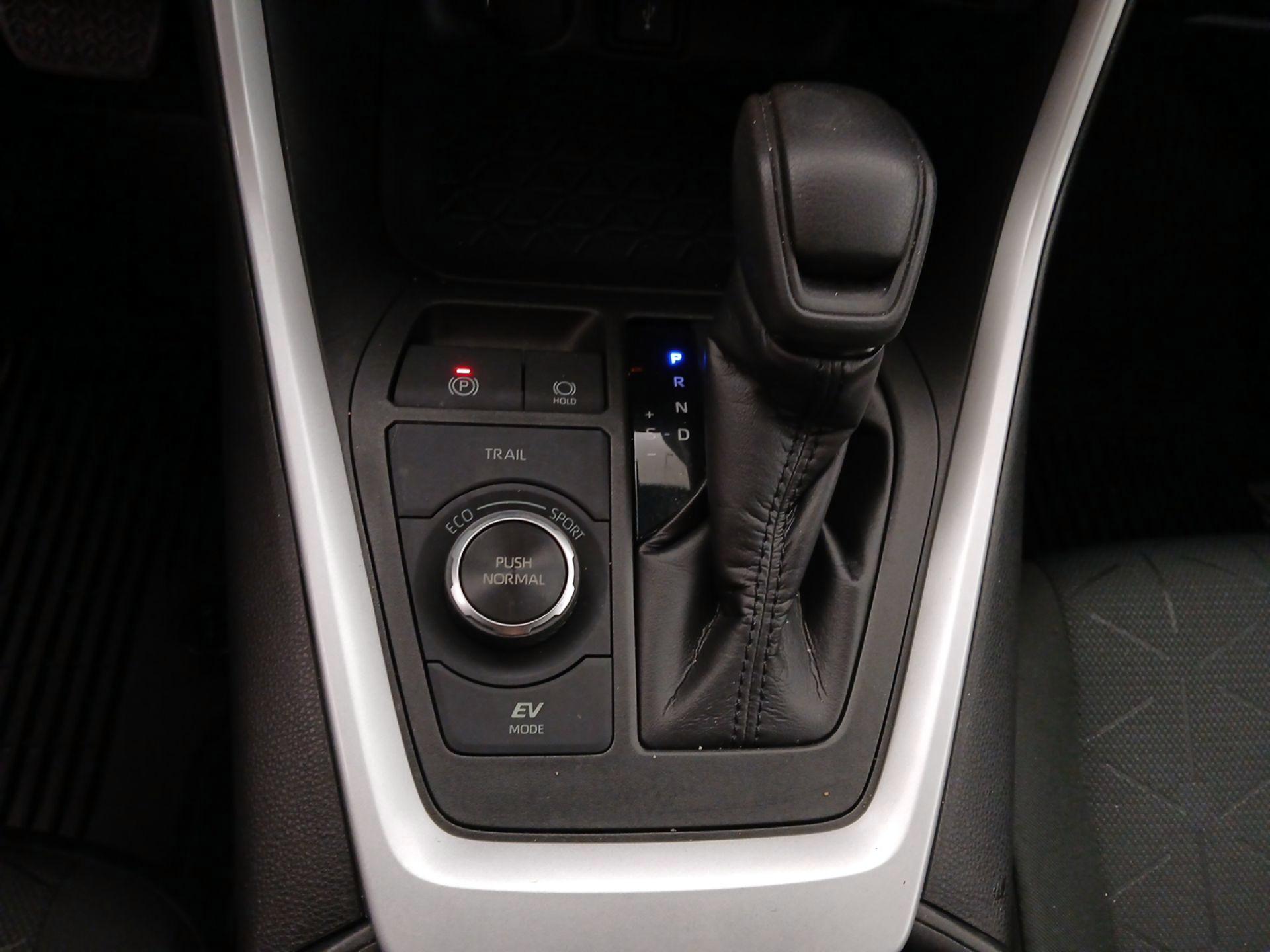 Thumbnail: 2020 Toyota RAV4 - 17