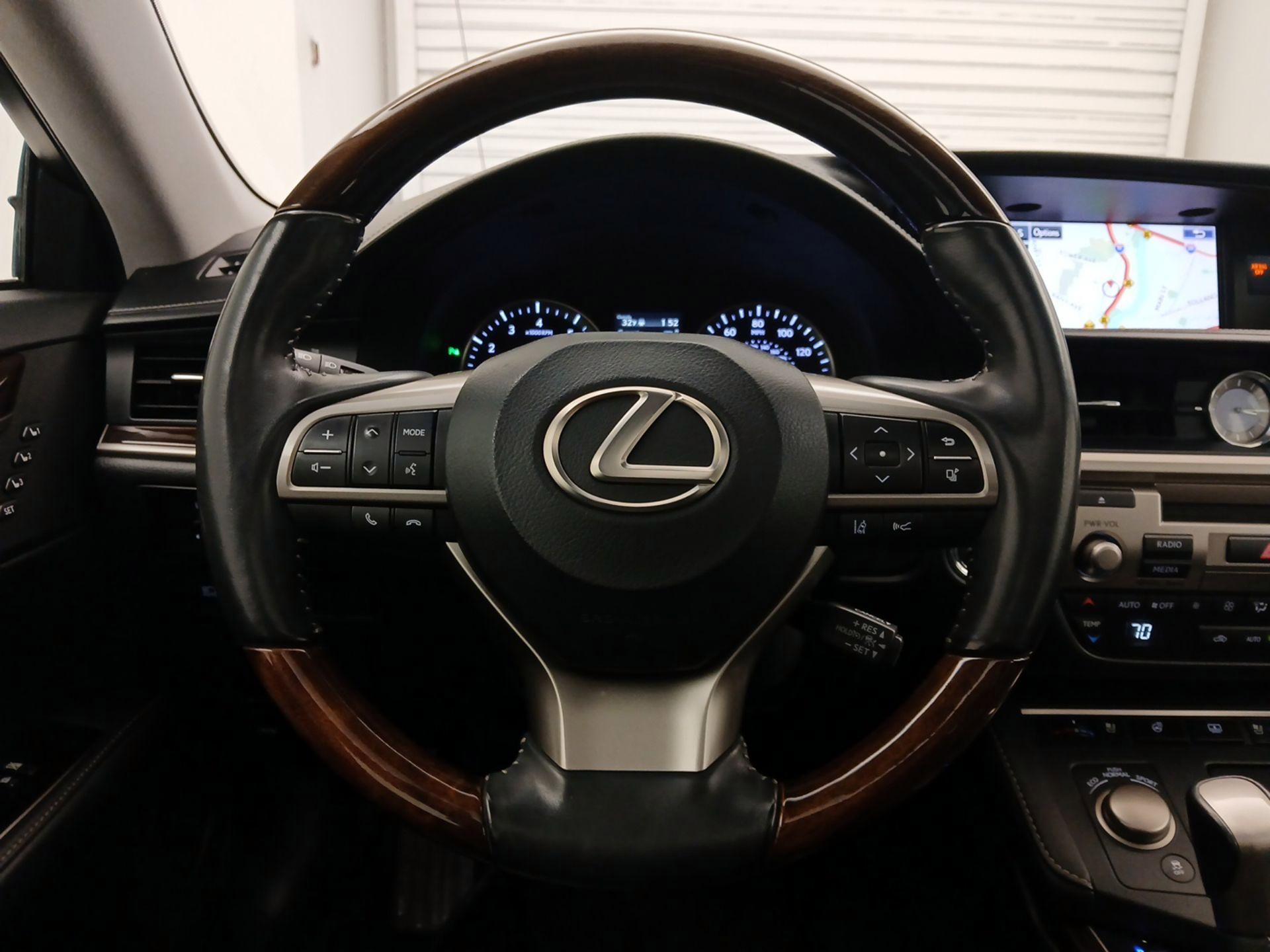 Thumbnail: 2016 Lexus ES - 10