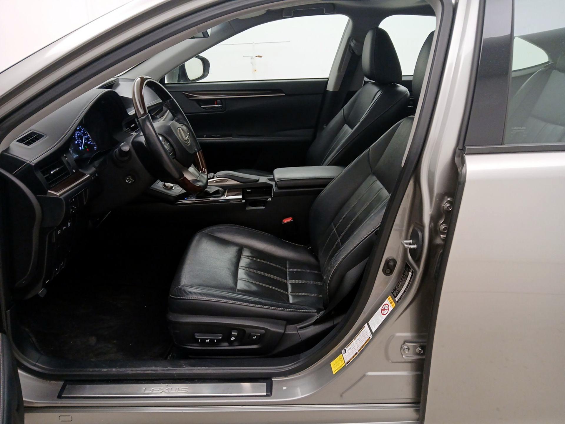 Thumbnail: 2016 Lexus ES - 11