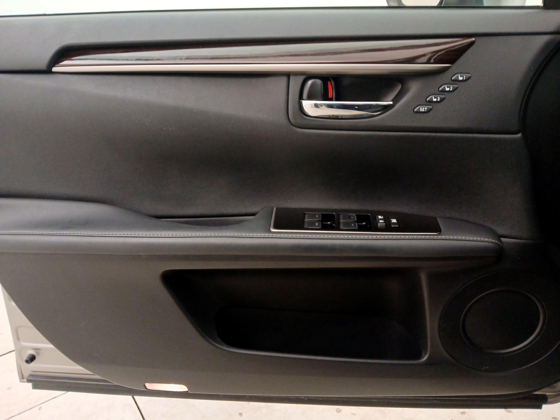 Thumbnail: 2016 Lexus ES - 12