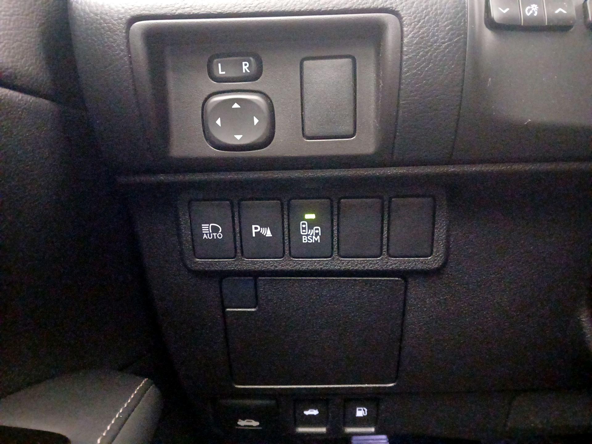 Thumbnail: 2016 Lexus ES - 13