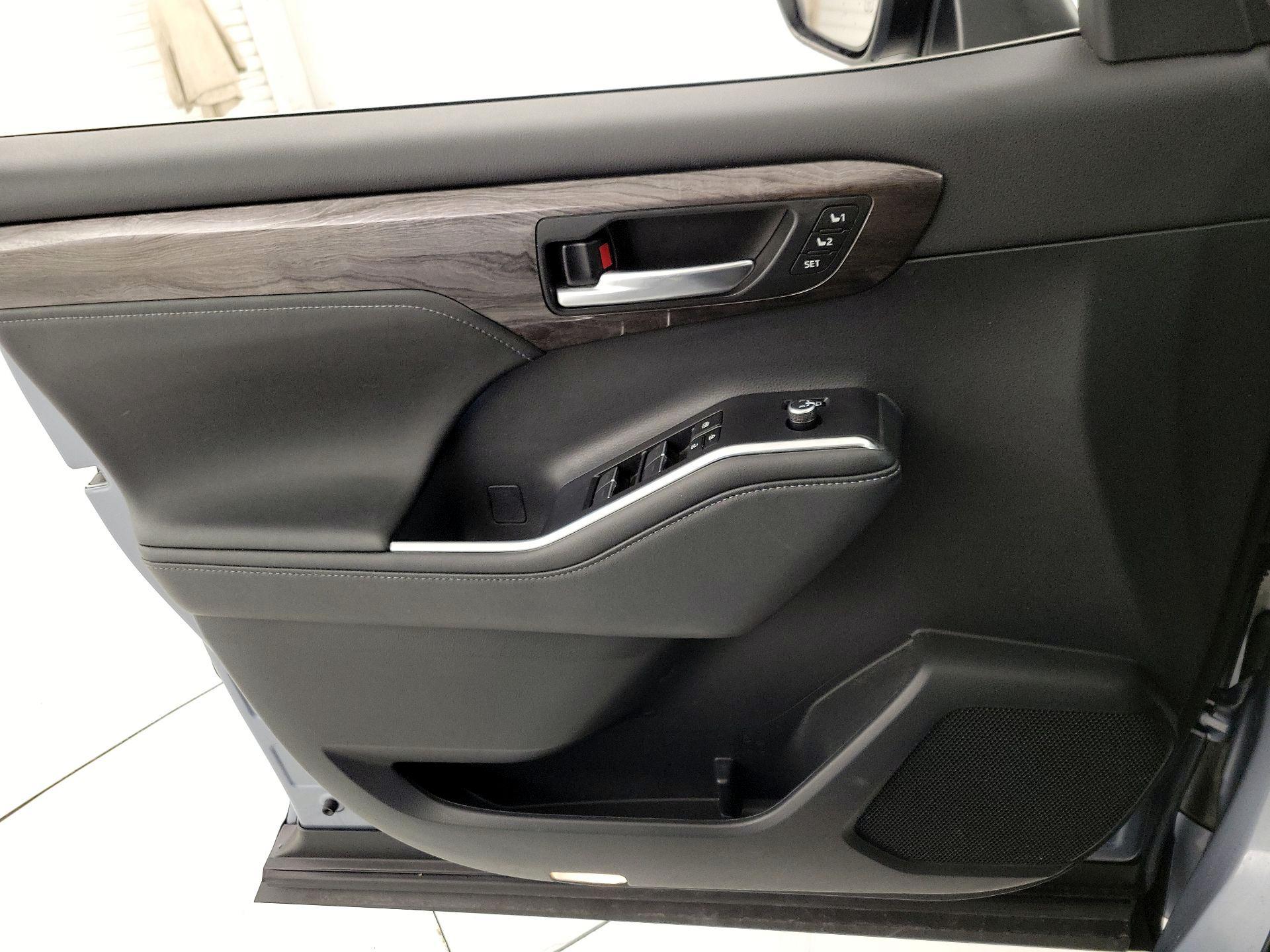 Thumbnail: 2023 Toyota Highlander - 12