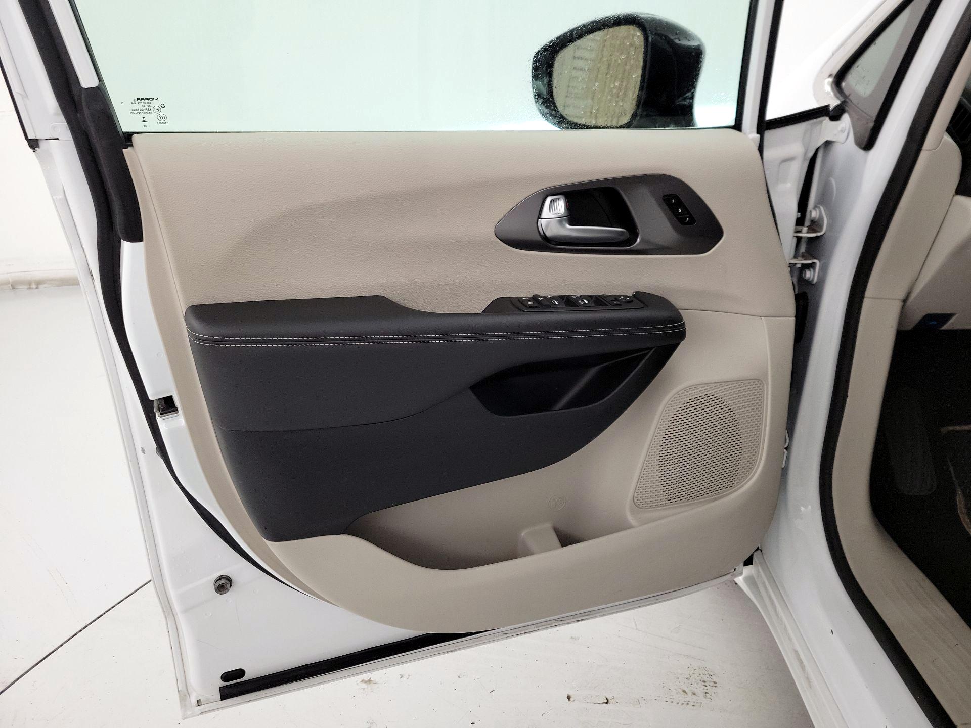 Thumbnail: 2024 Chrysler Pacifica - 12