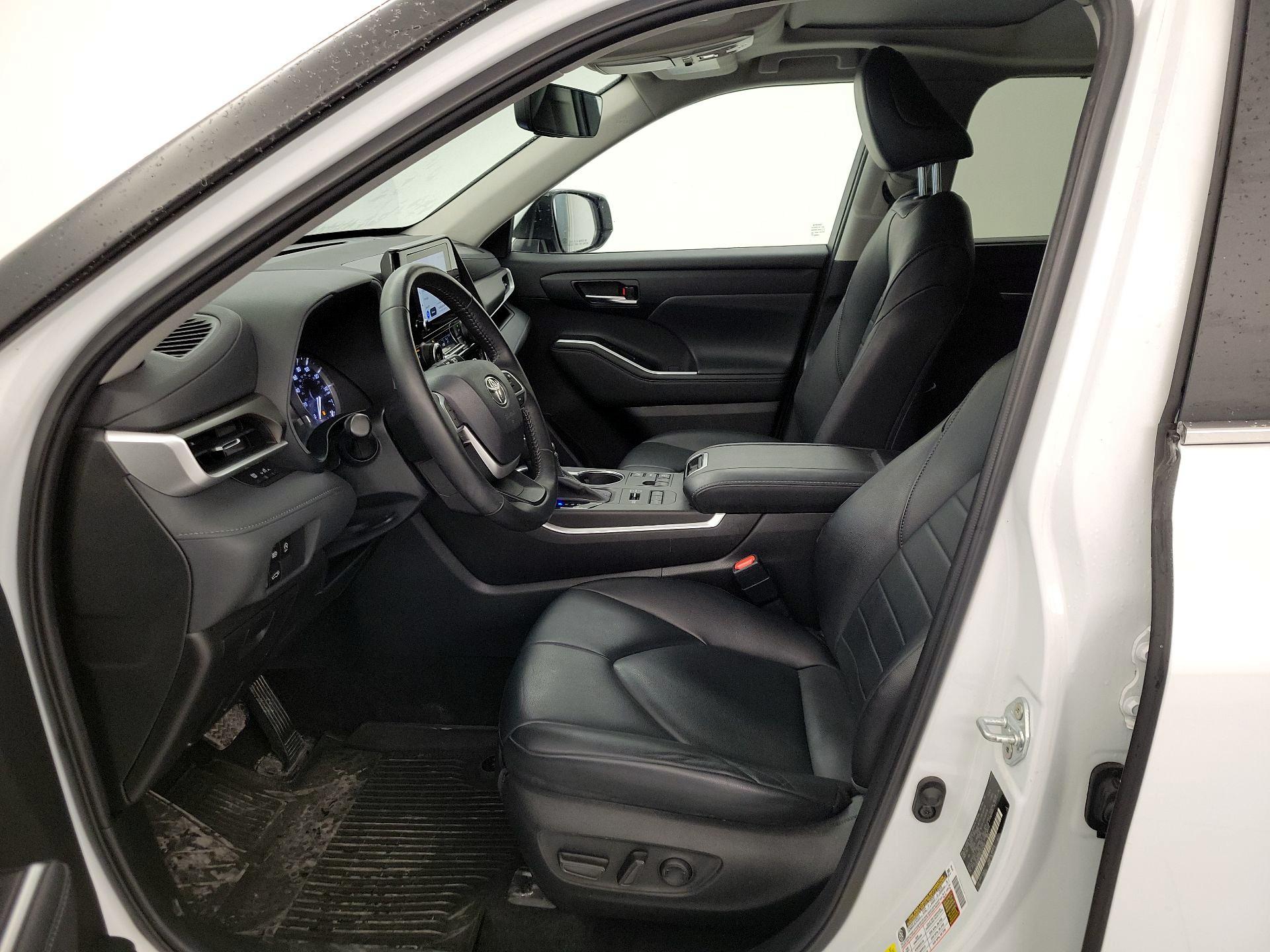 Thumbnail: 2023 Toyota Highlander - 11