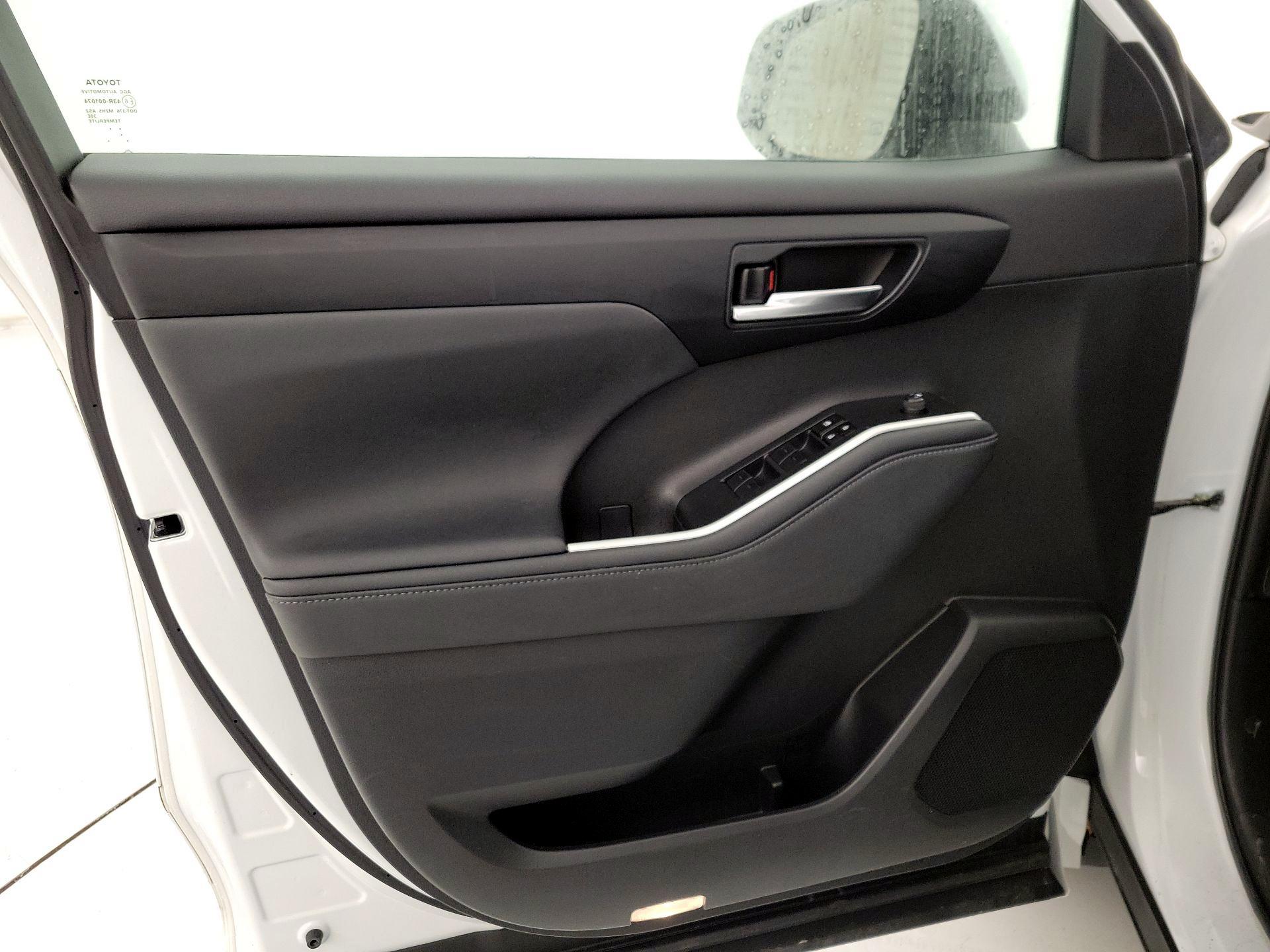 Thumbnail: 2023 Toyota Highlander - 12