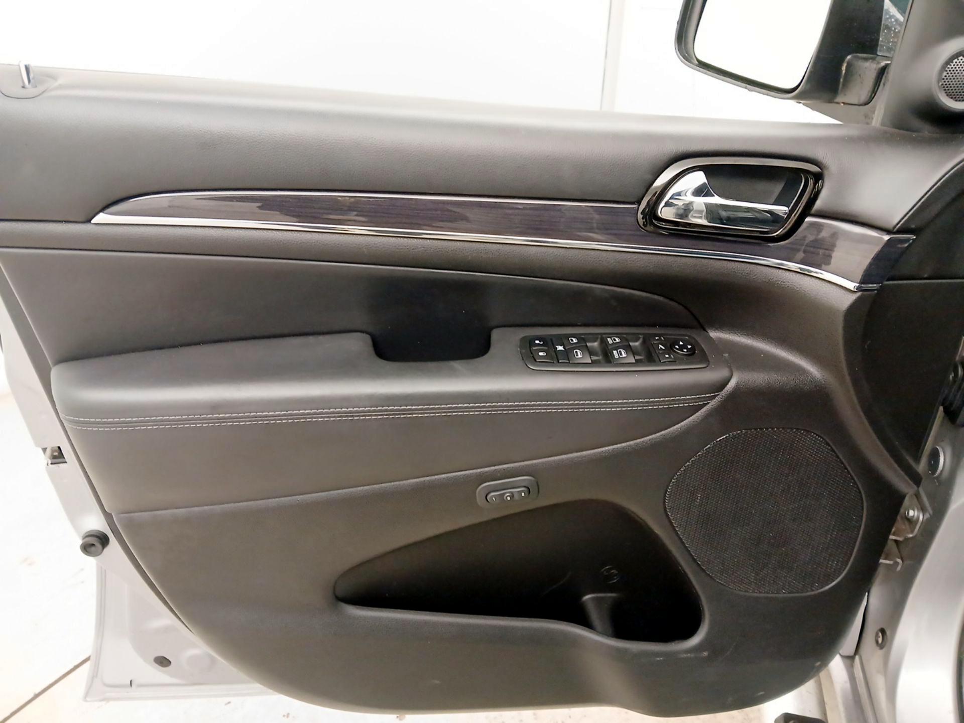 Thumbnail: 2020 Jeep Grand Cherokee - 12