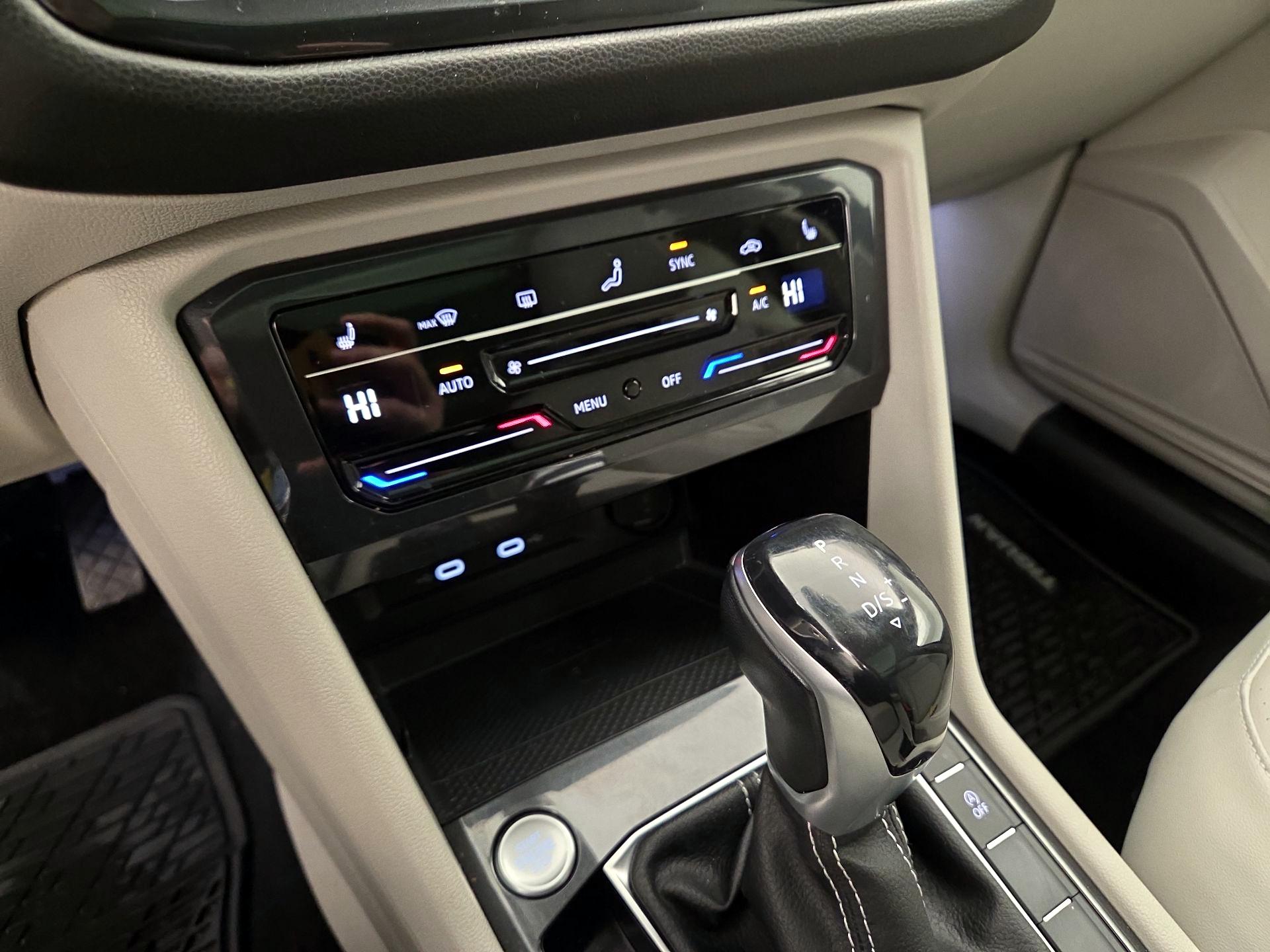 Thumbnail: 2022 Volkswagen Tiguan - 16