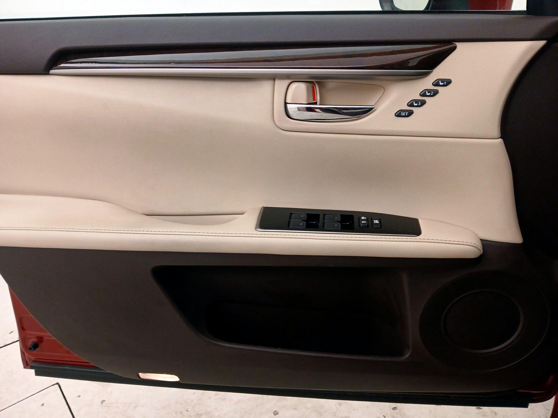 Thumbnail: 2017 Lexus ES - 12