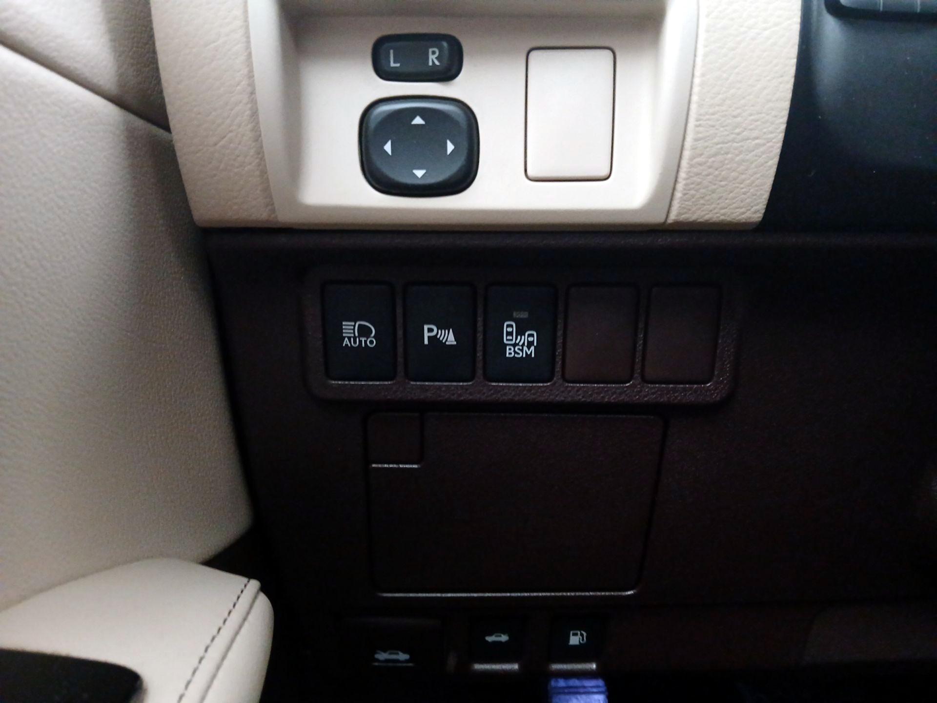 Thumbnail: 2017 Lexus ES - 13