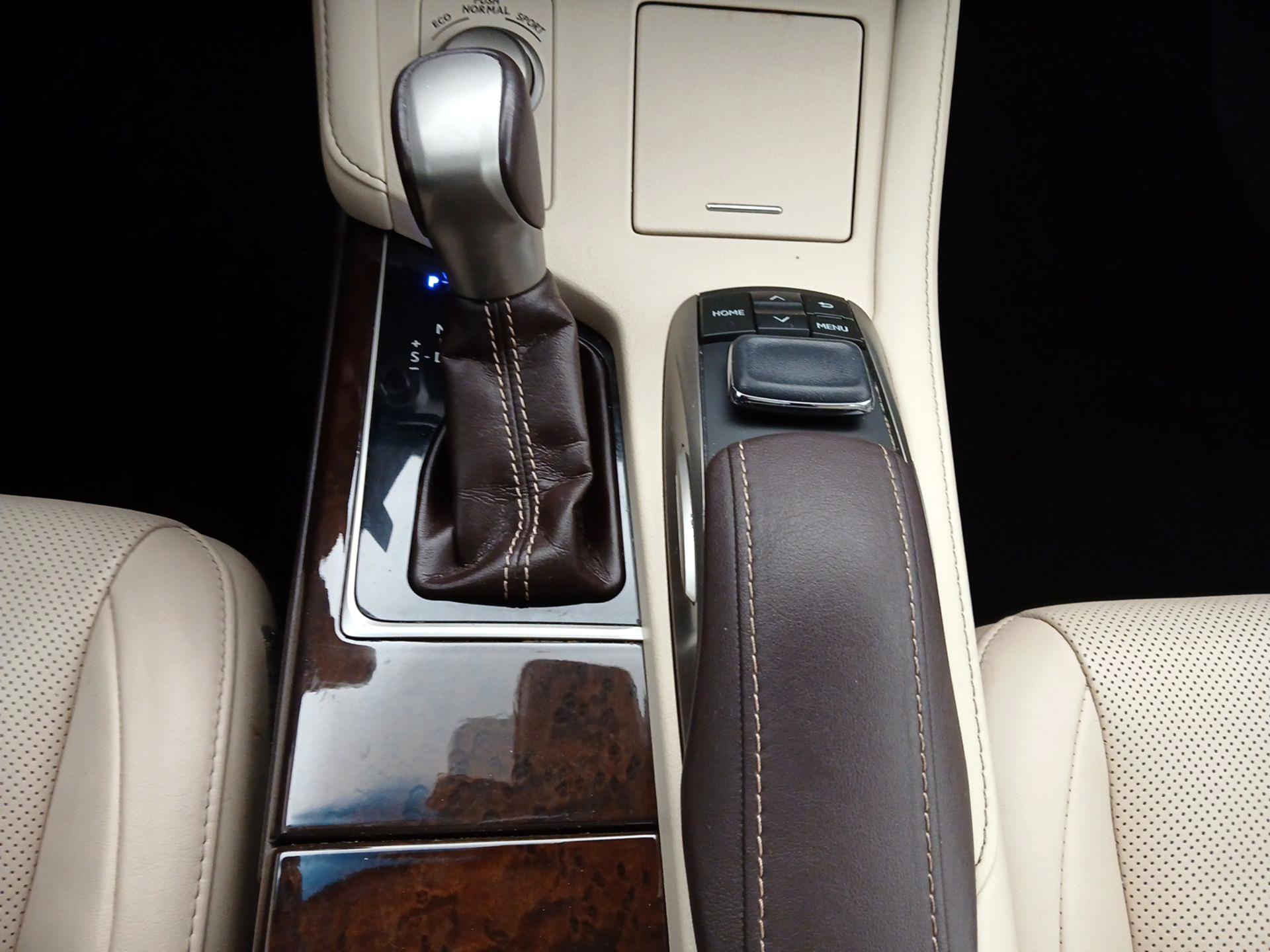 Thumbnail: 2017 Lexus ES - 17