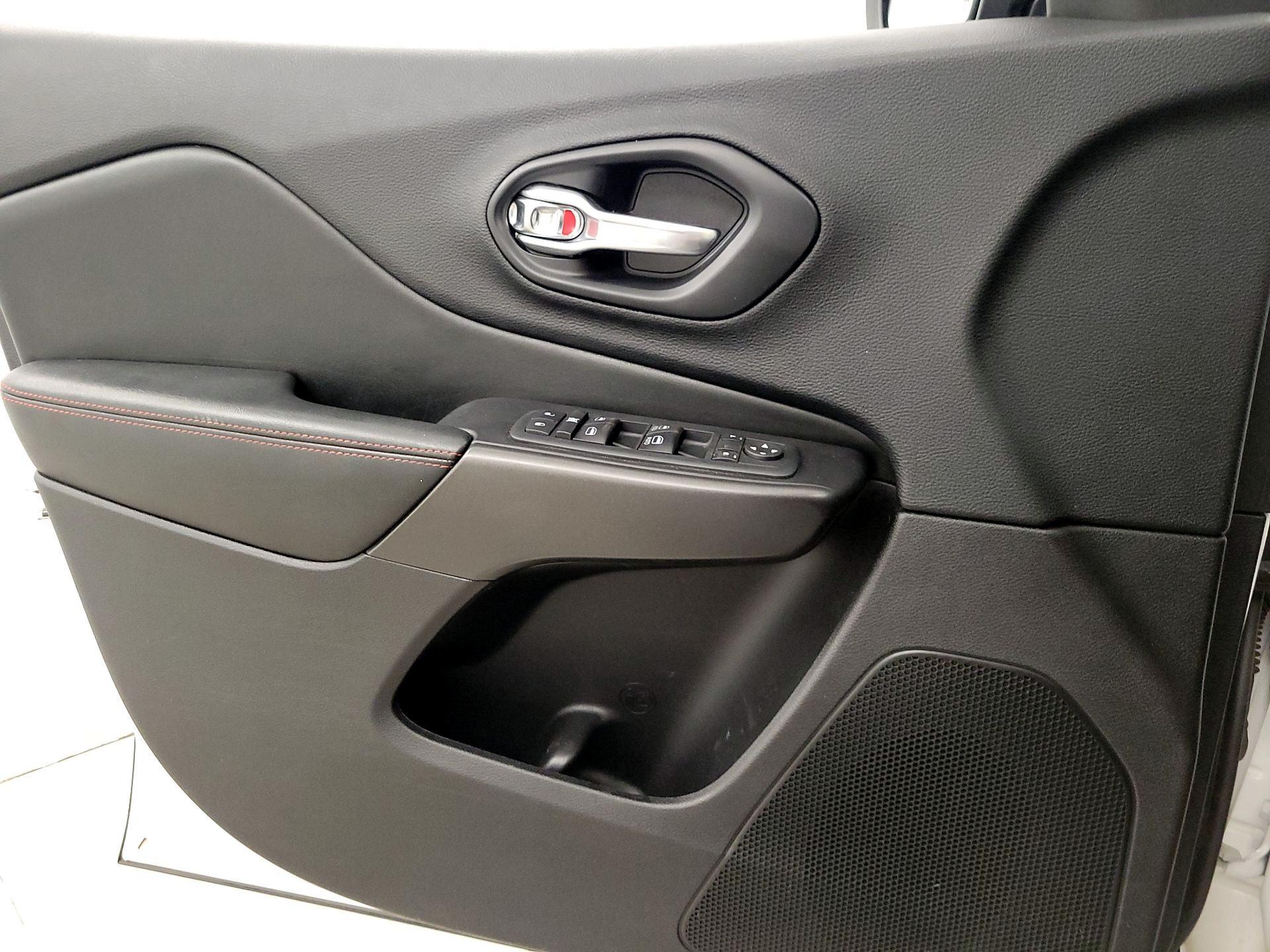 Thumbnail: 2021 Jeep Cherokee - 12