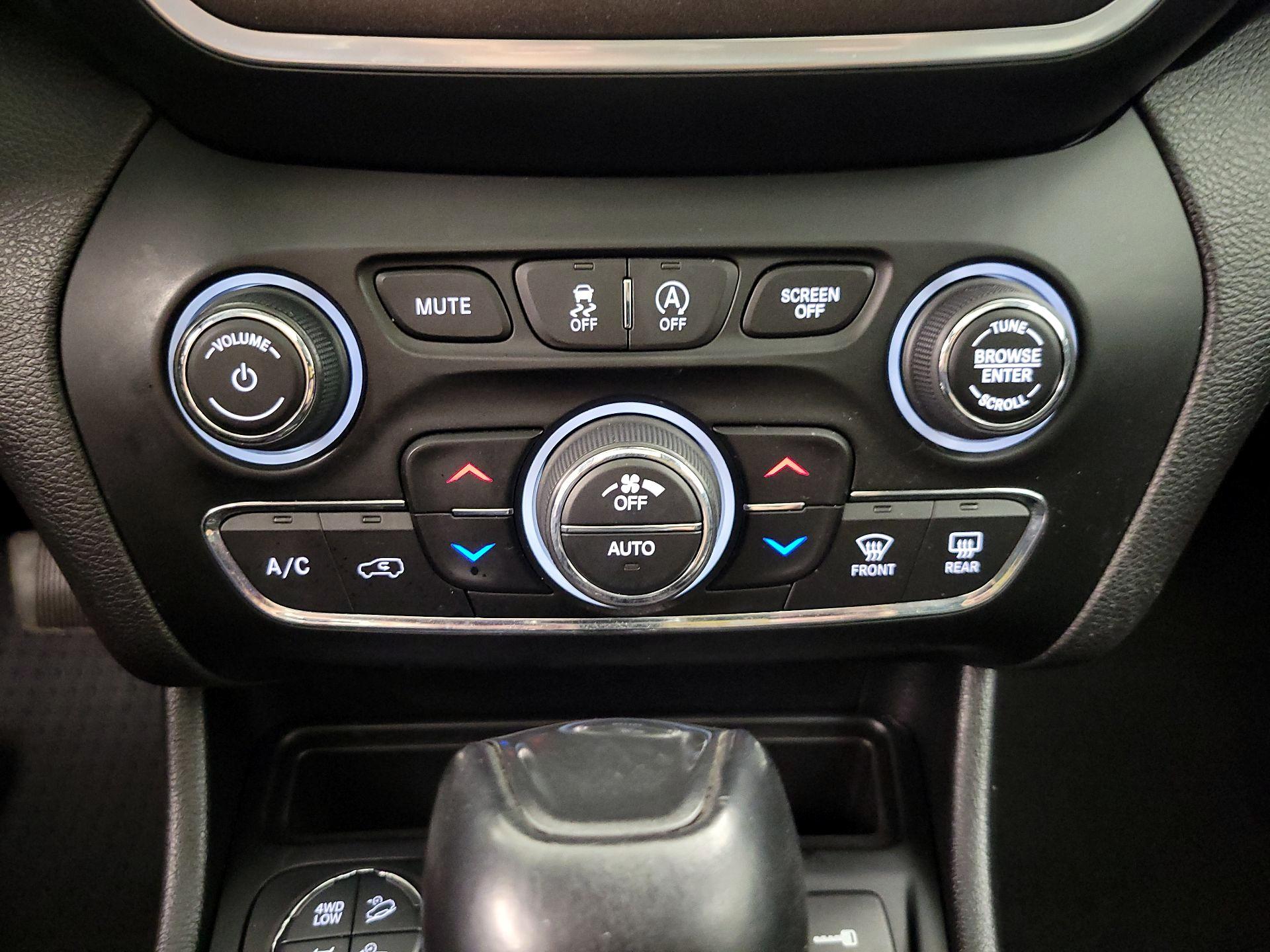 Thumbnail: 2021 Jeep Cherokee - 17