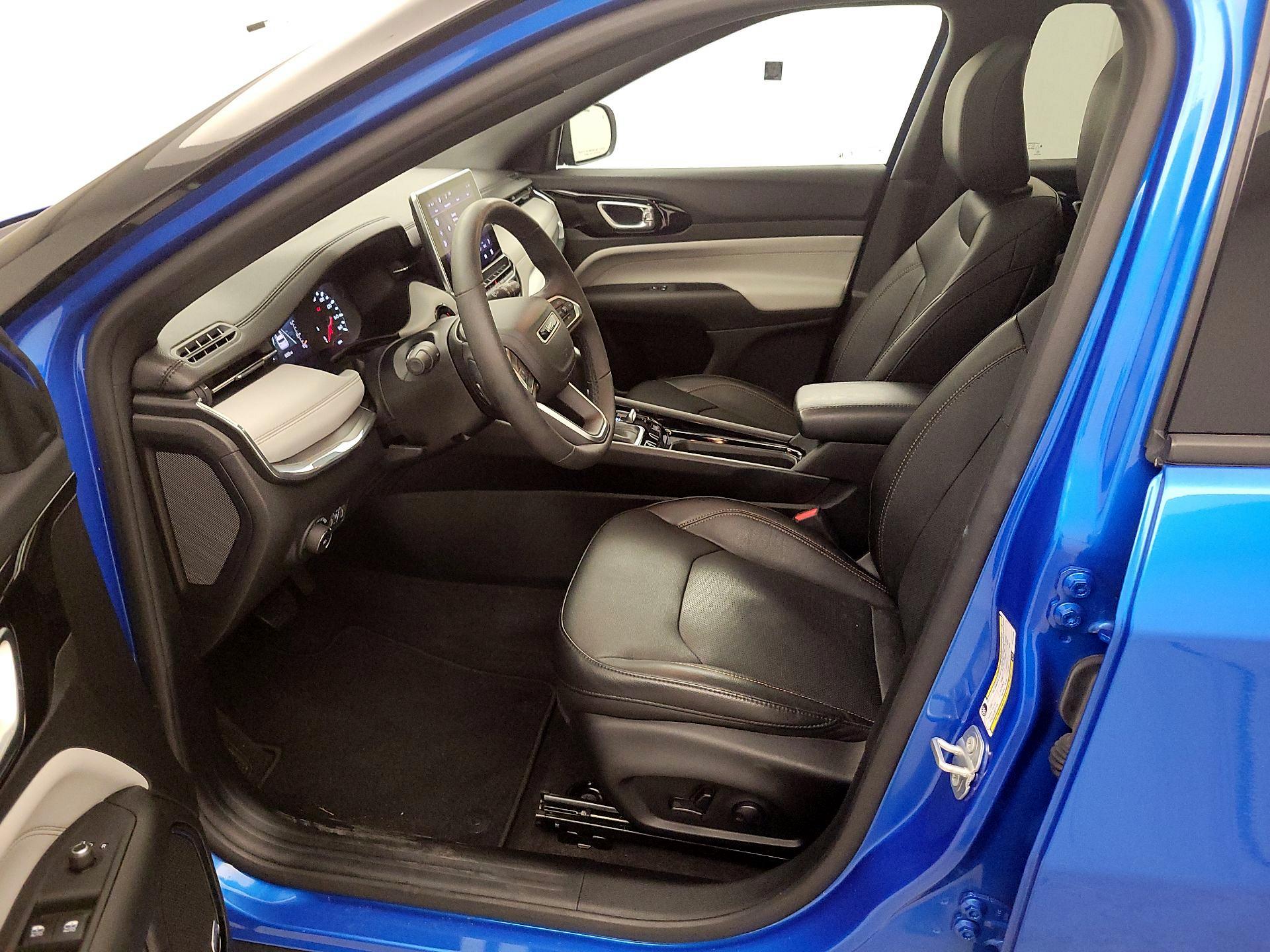 Thumbnail: 2023 Jeep Compass - 11