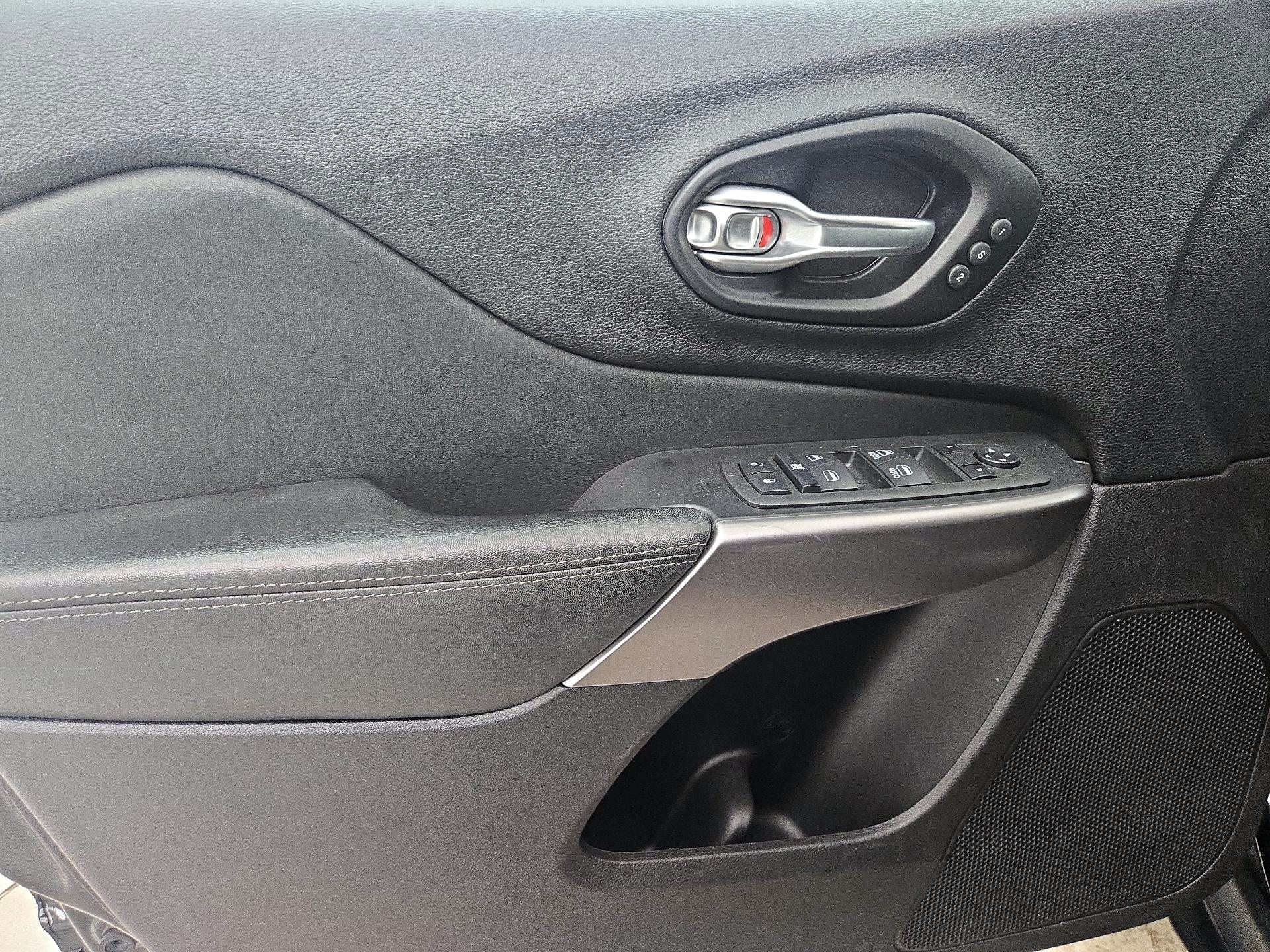 Thumbnail: 2021 Jeep Cherokee - 12