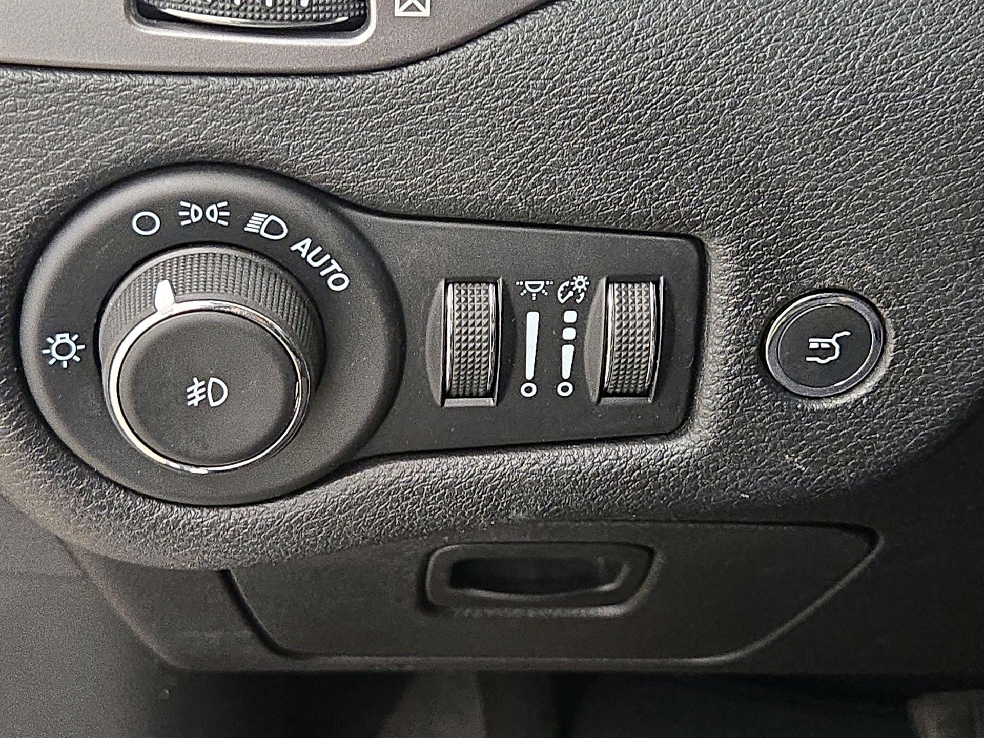 Thumbnail: 2021 Jeep Cherokee - 13