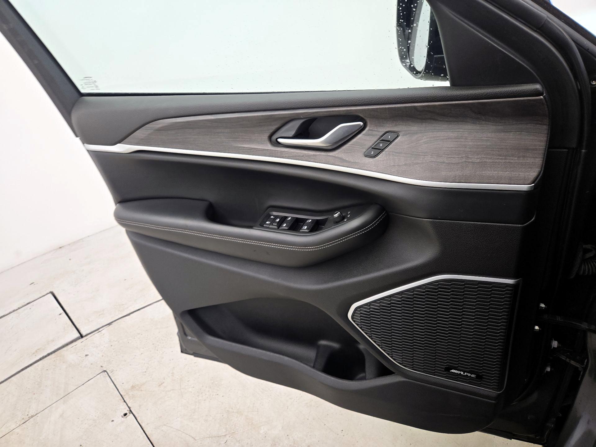 Thumbnail: 2022 Jeep Grand Cherokee - 12