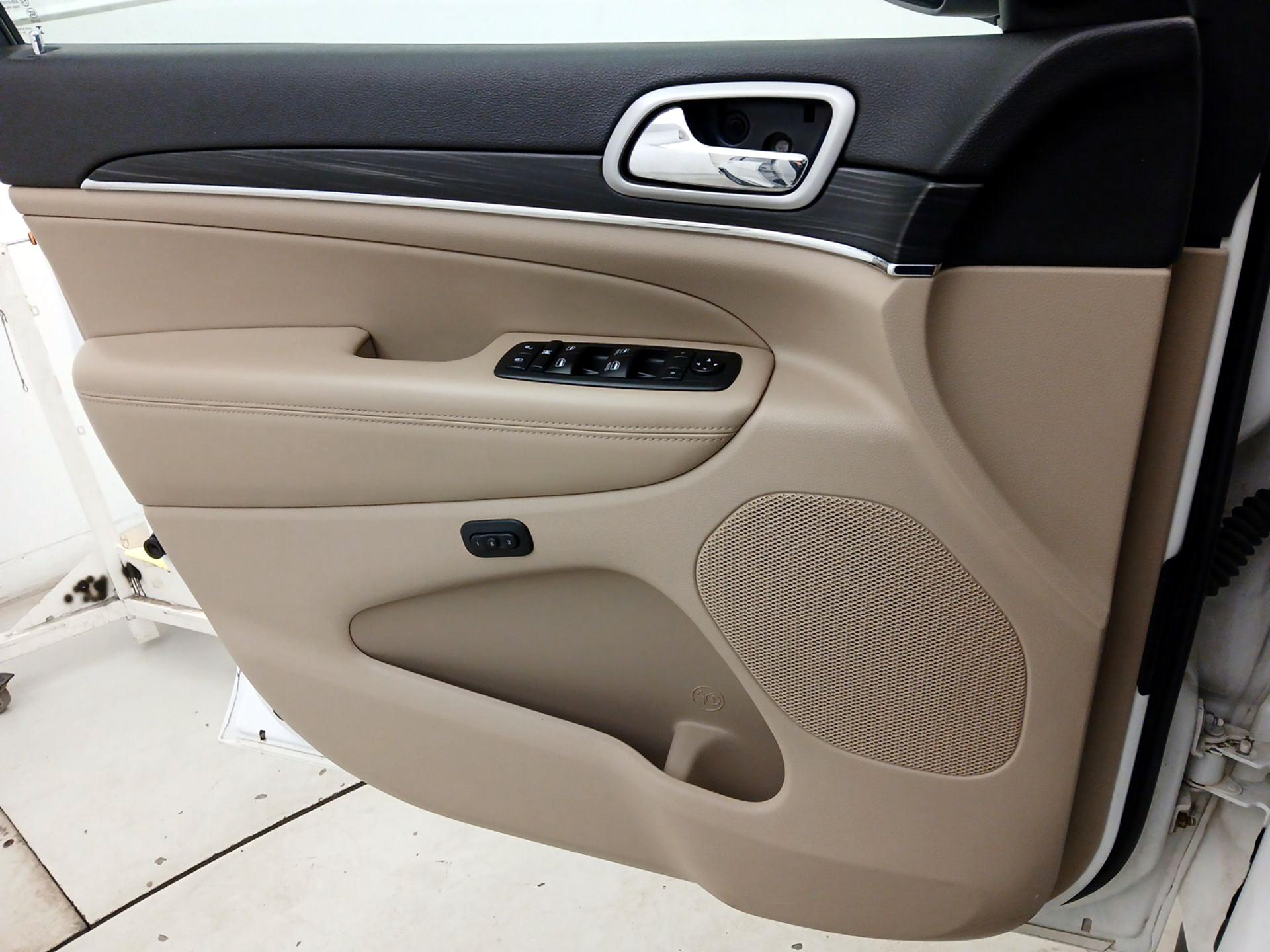 Thumbnail: 2021 Jeep Grand Cherokee - 12