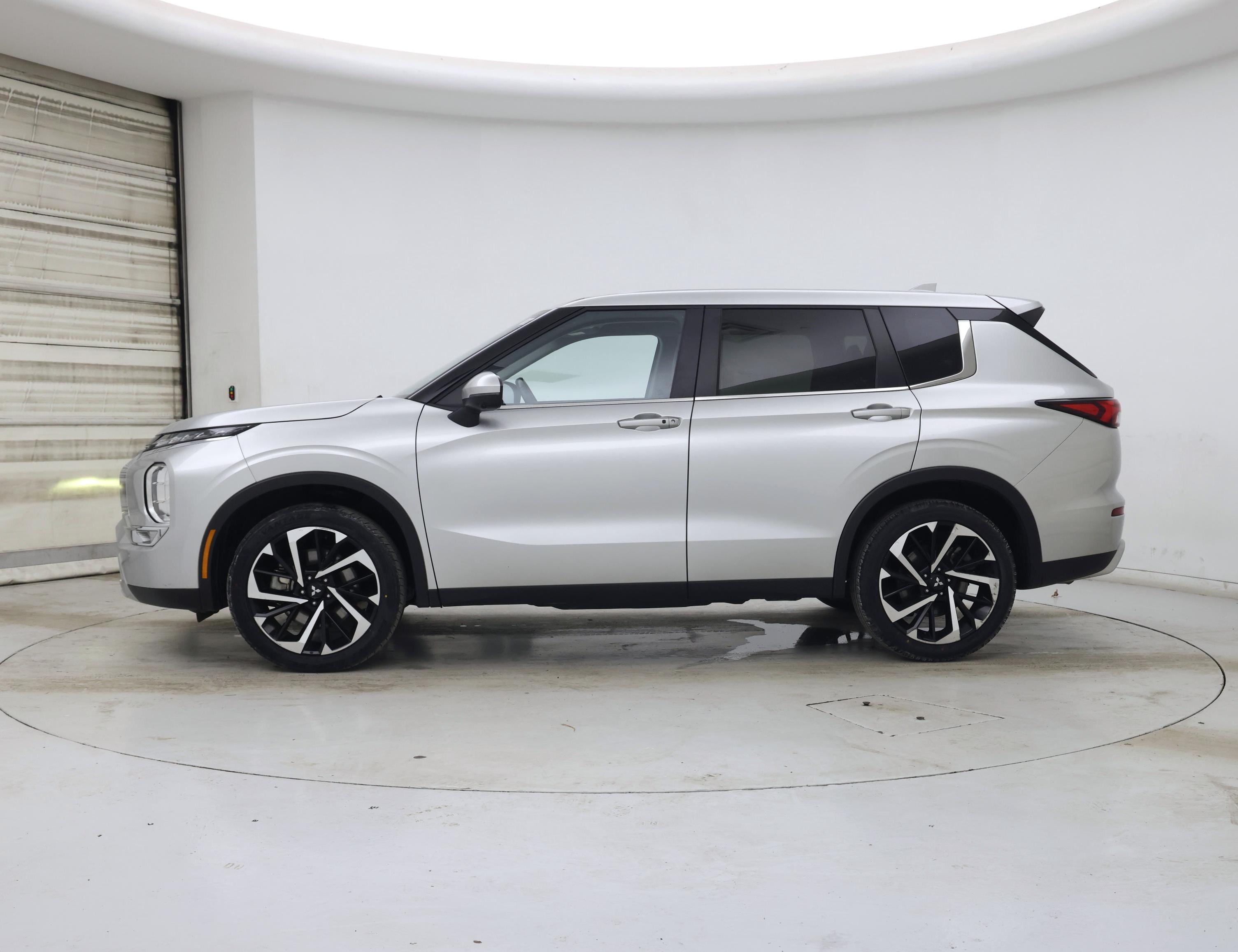 Thumbnail: 2024 Mitsubishi Outlander - 3