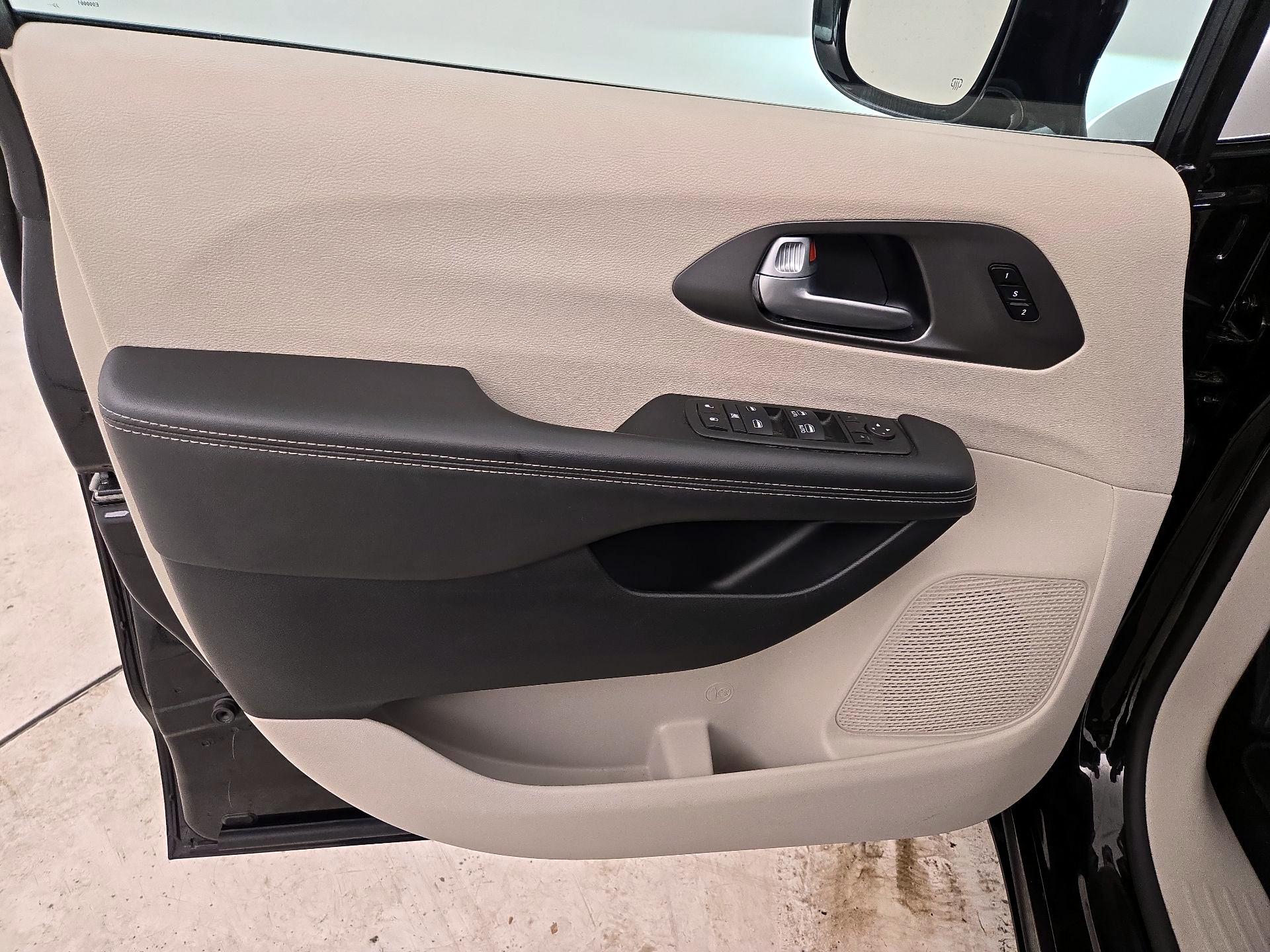 Thumbnail: 2024 Chrysler Pacifica - 12