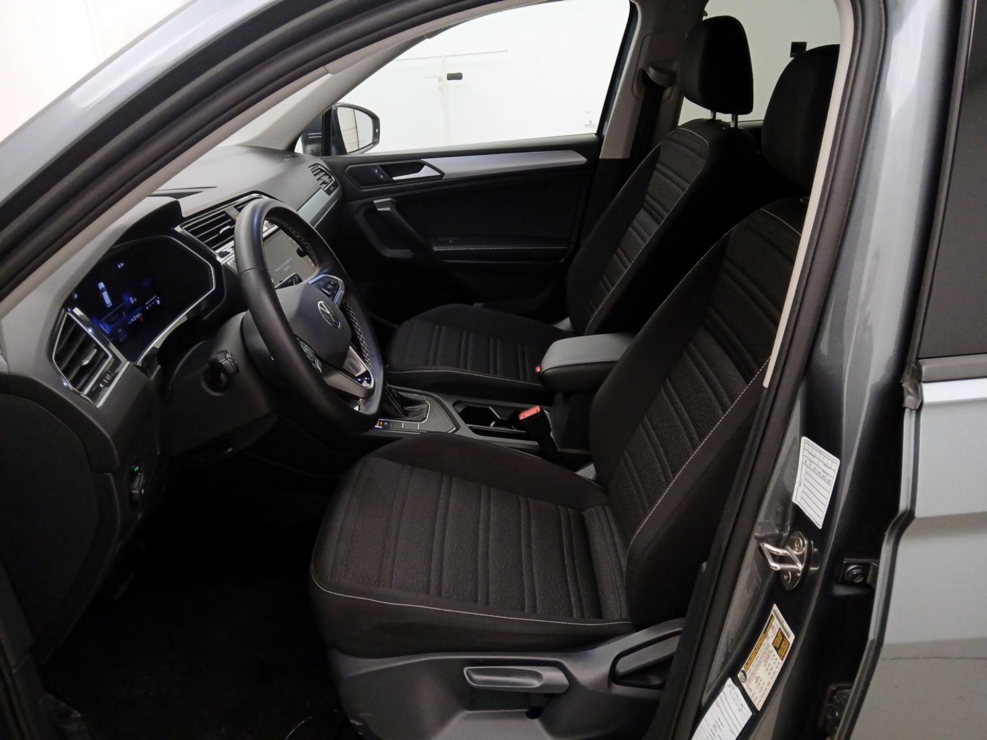 Thumbnail: 2024 Volkswagen Tiguan - 11