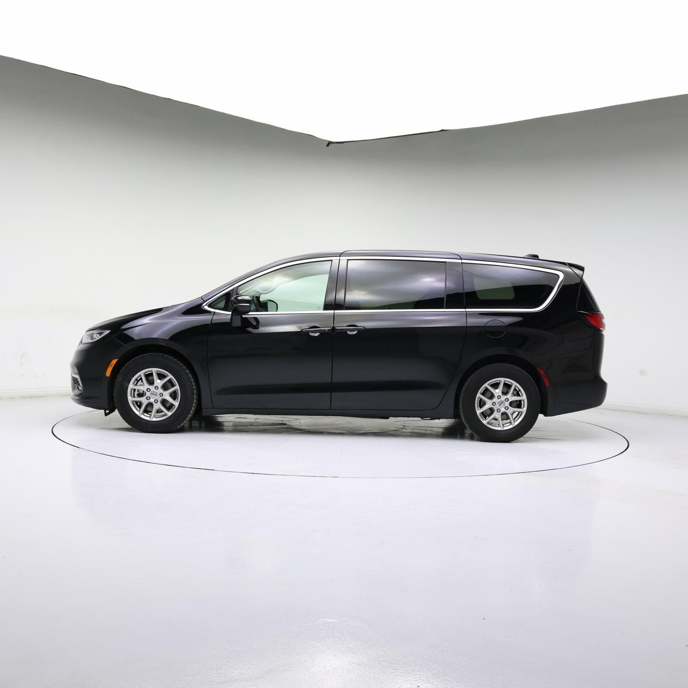 Thumbnail: 2024 Chrysler Pacifica - 3