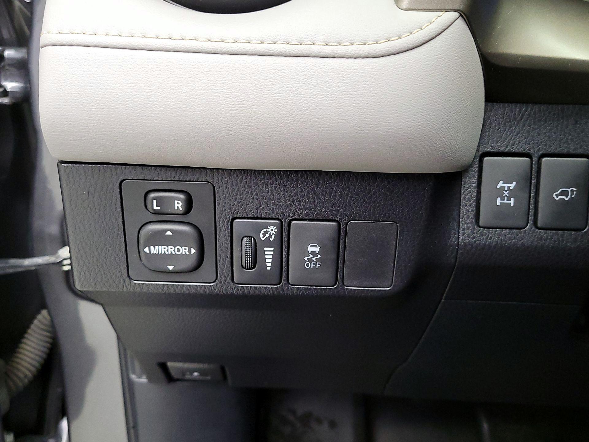 Thumbnail: 2015 Toyota RAV4 - 13