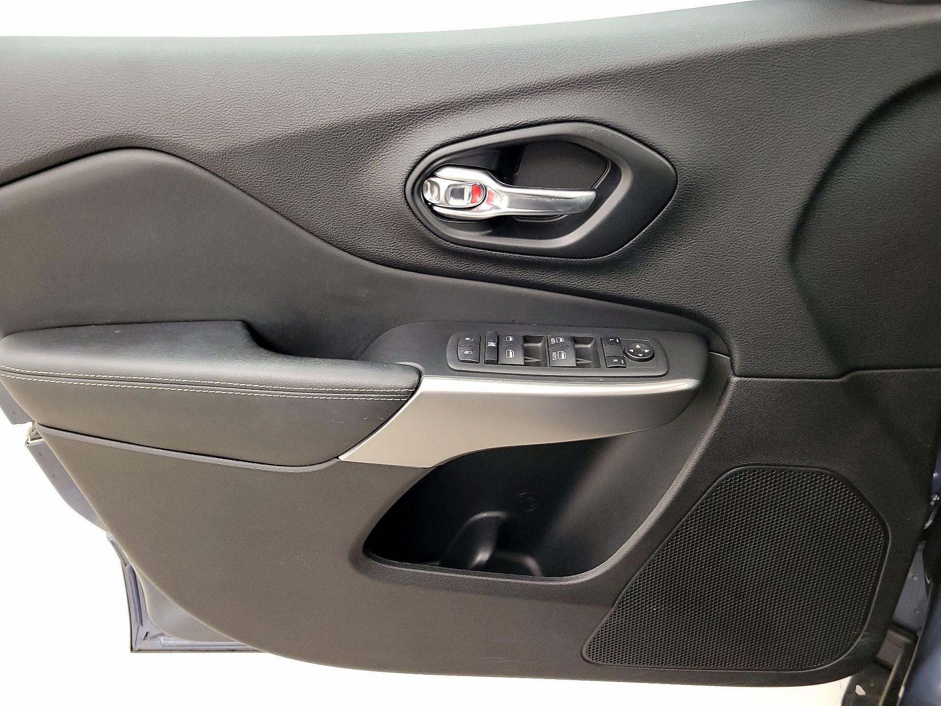 Thumbnail: 2021 Jeep Cherokee - 12