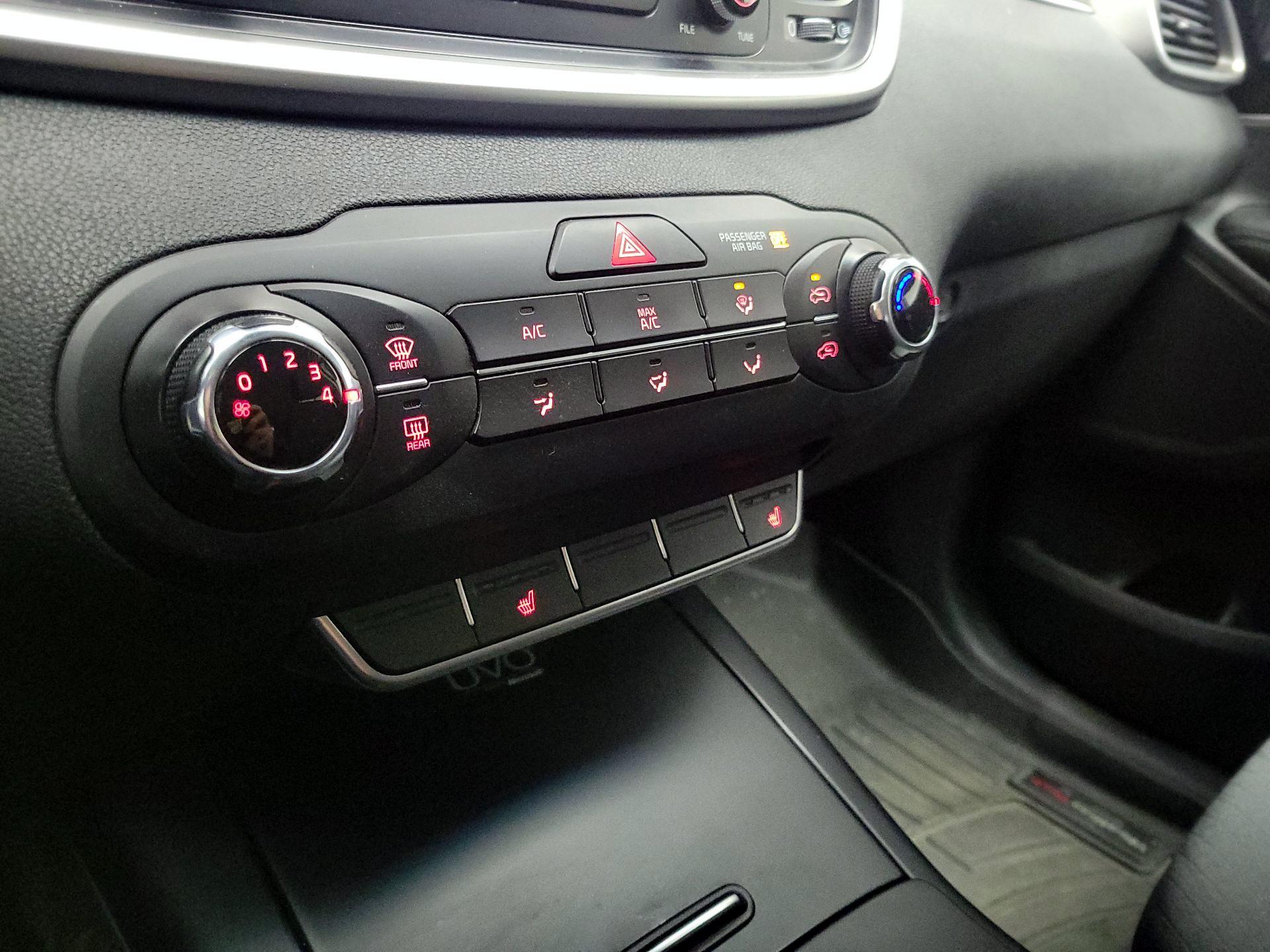 Thumbnail: 2016 Kia Sorento - 16