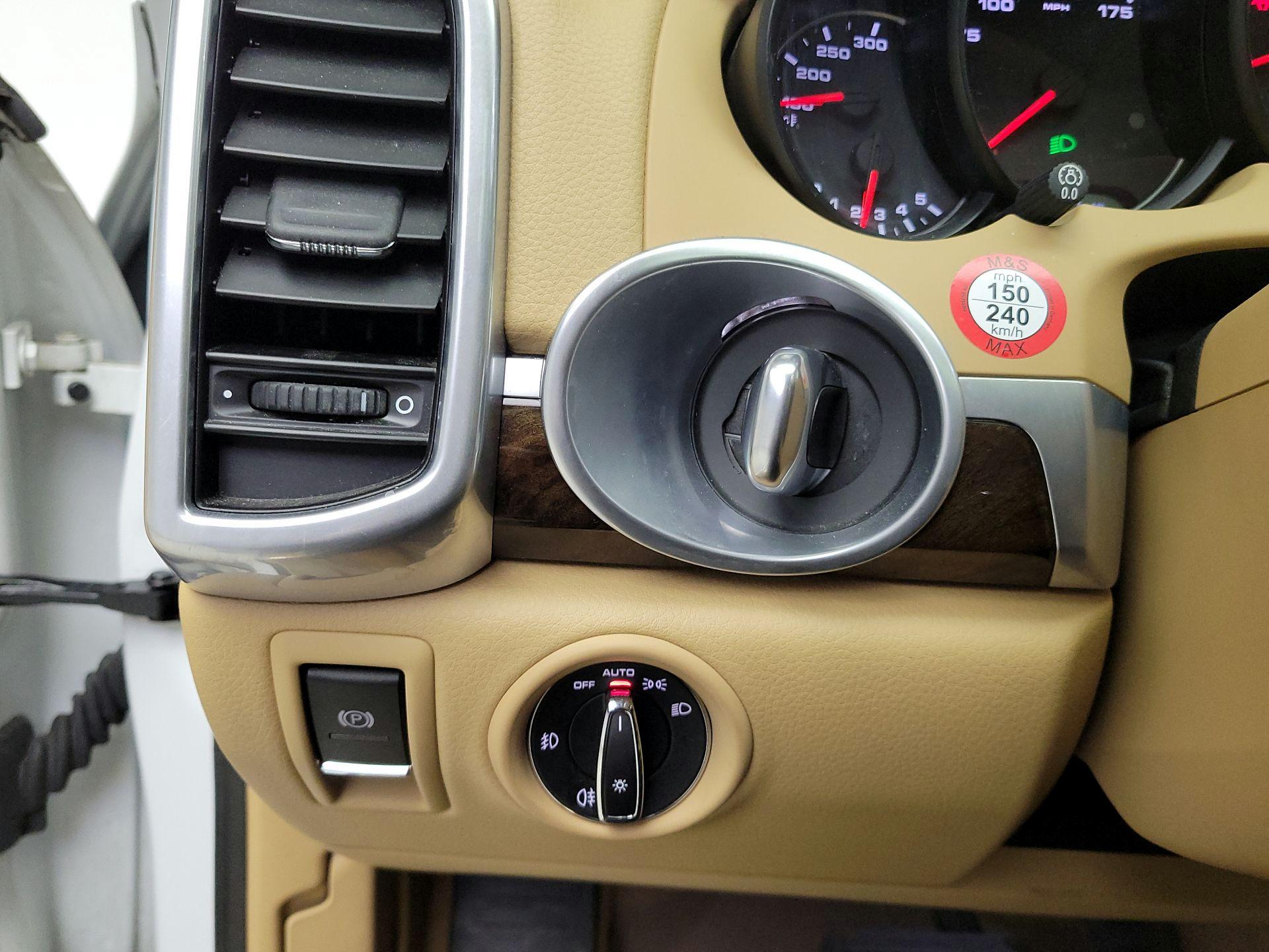 Thumbnail: 2016 Porsche Cayenne - 13