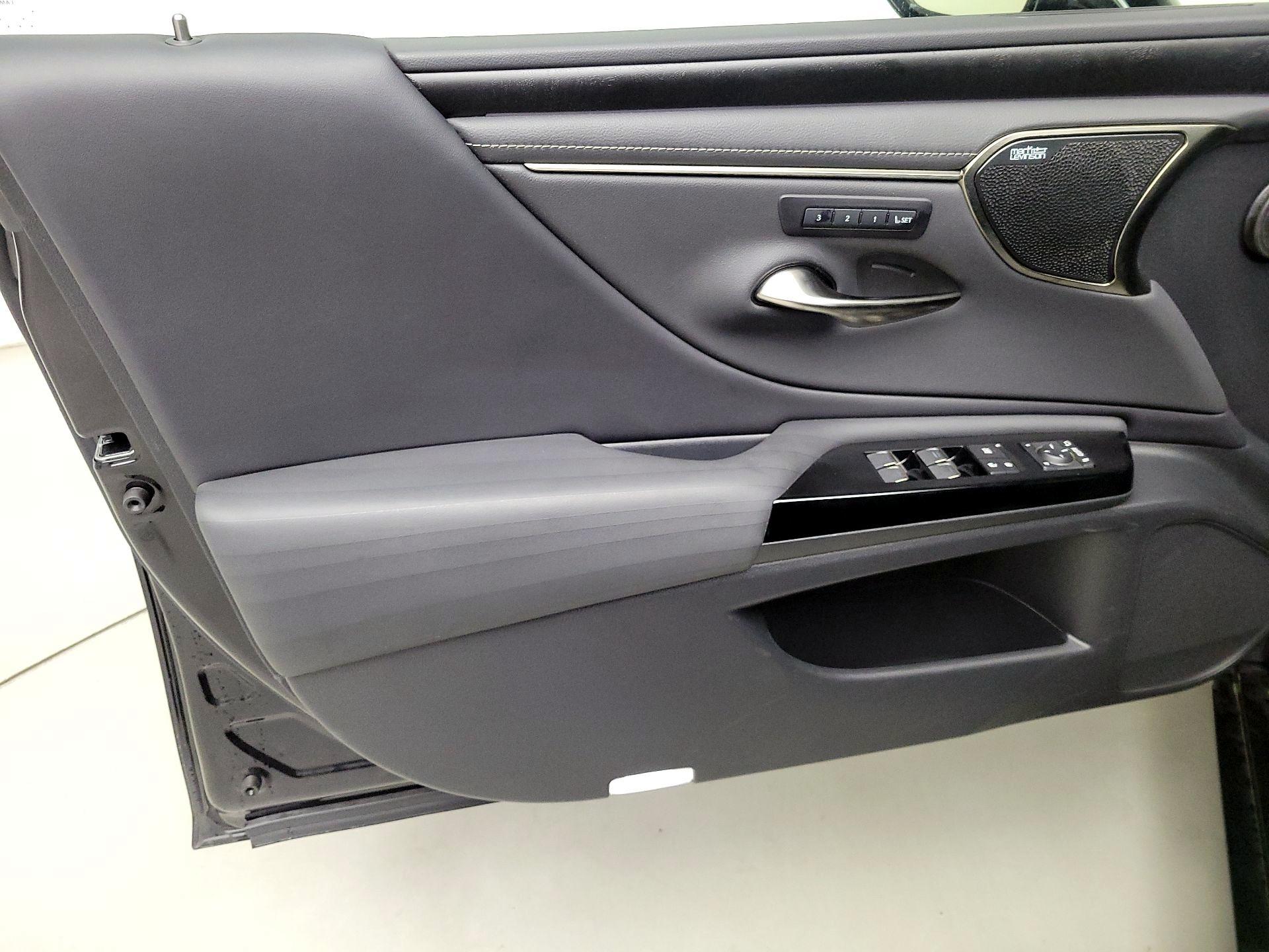 Thumbnail: 2022 Lexus ES - 12