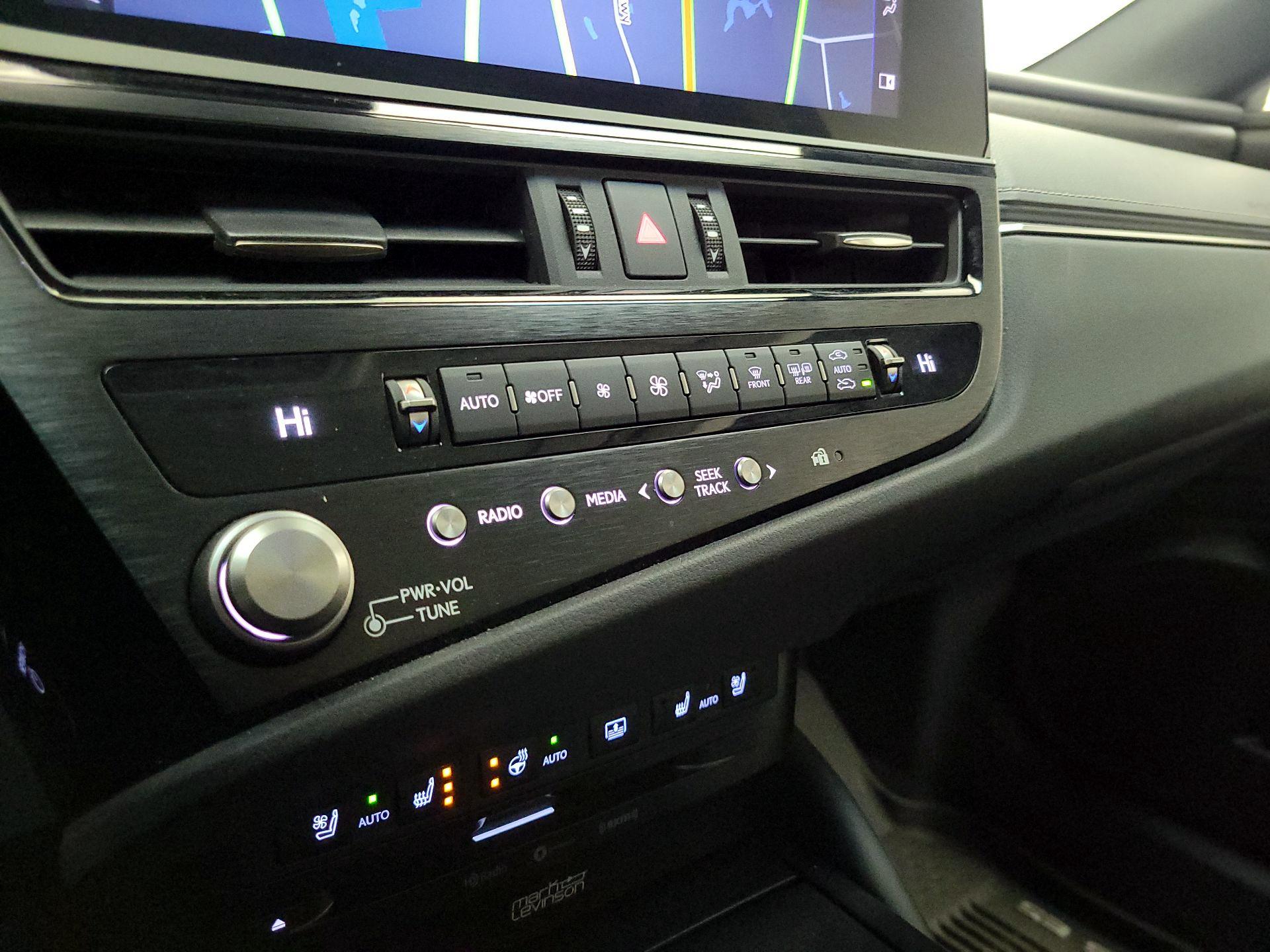 Thumbnail: 2022 Lexus ES - 17