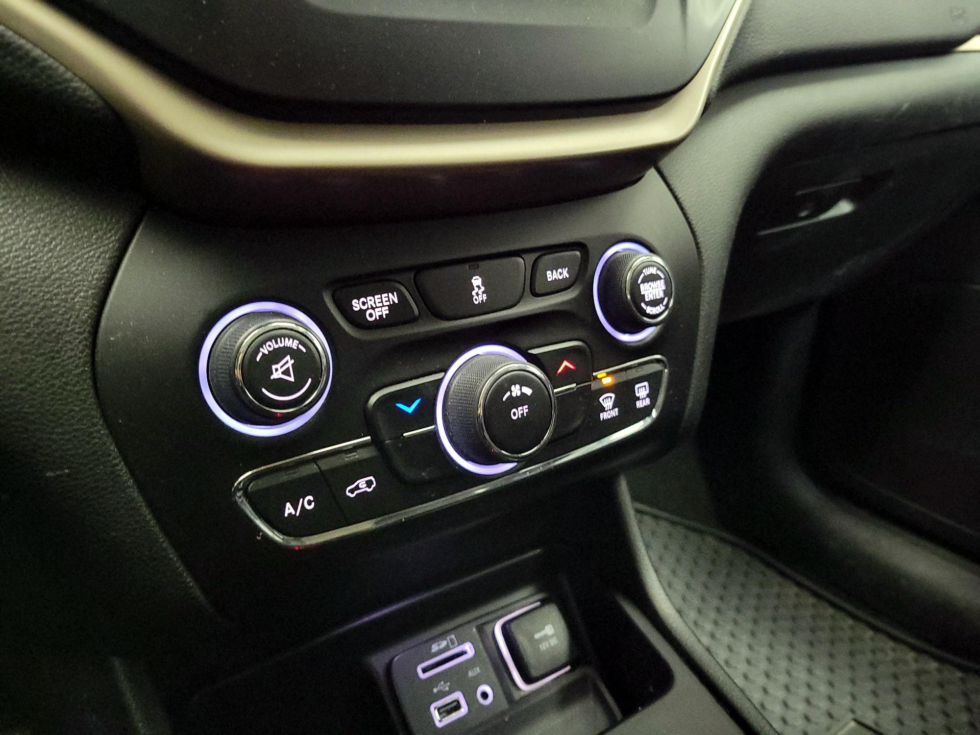 Thumbnail: 2015 Jeep Cherokee - 16