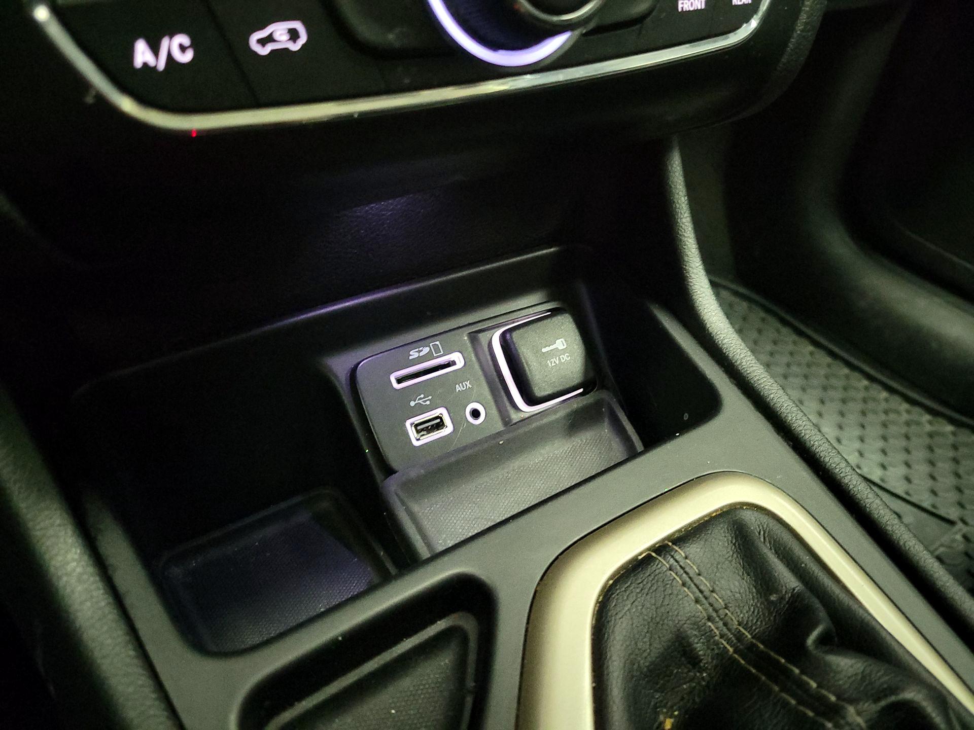 Thumbnail: 2015 Jeep Cherokee - 18