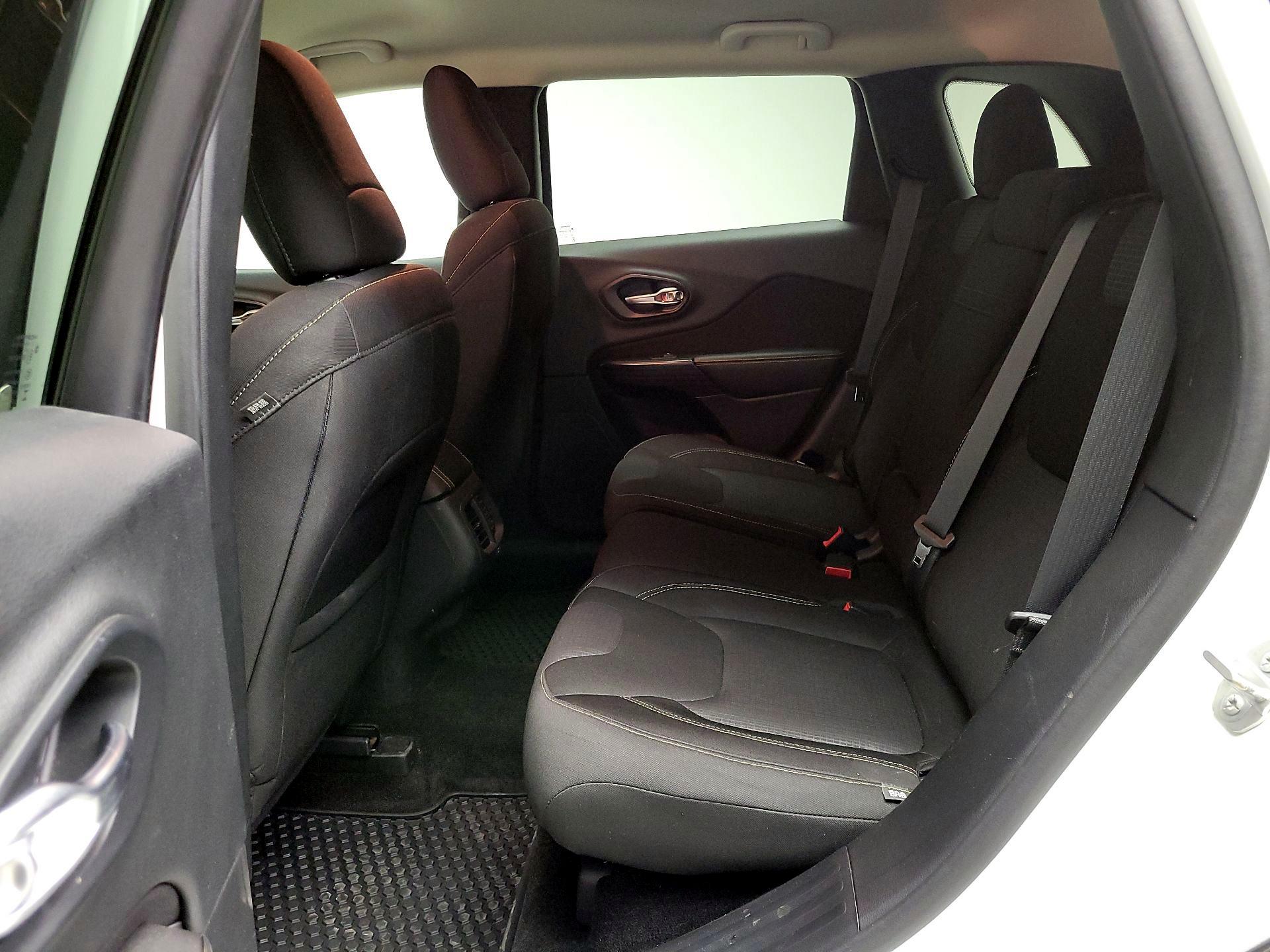 Thumbnail: 2015 Jeep Cherokee - 19