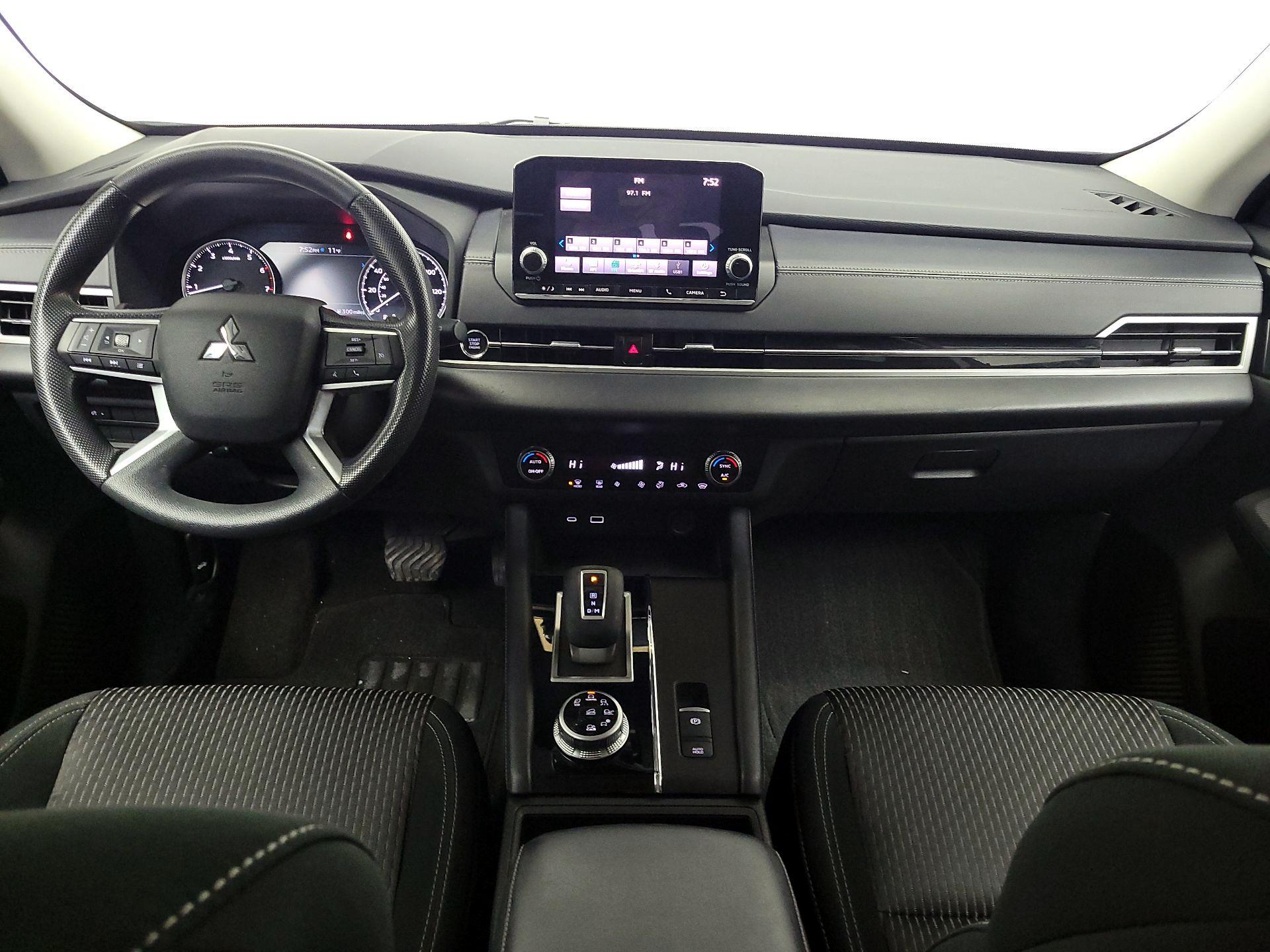 Thumbnail: 2023 Mitsubishi Outlander - 9