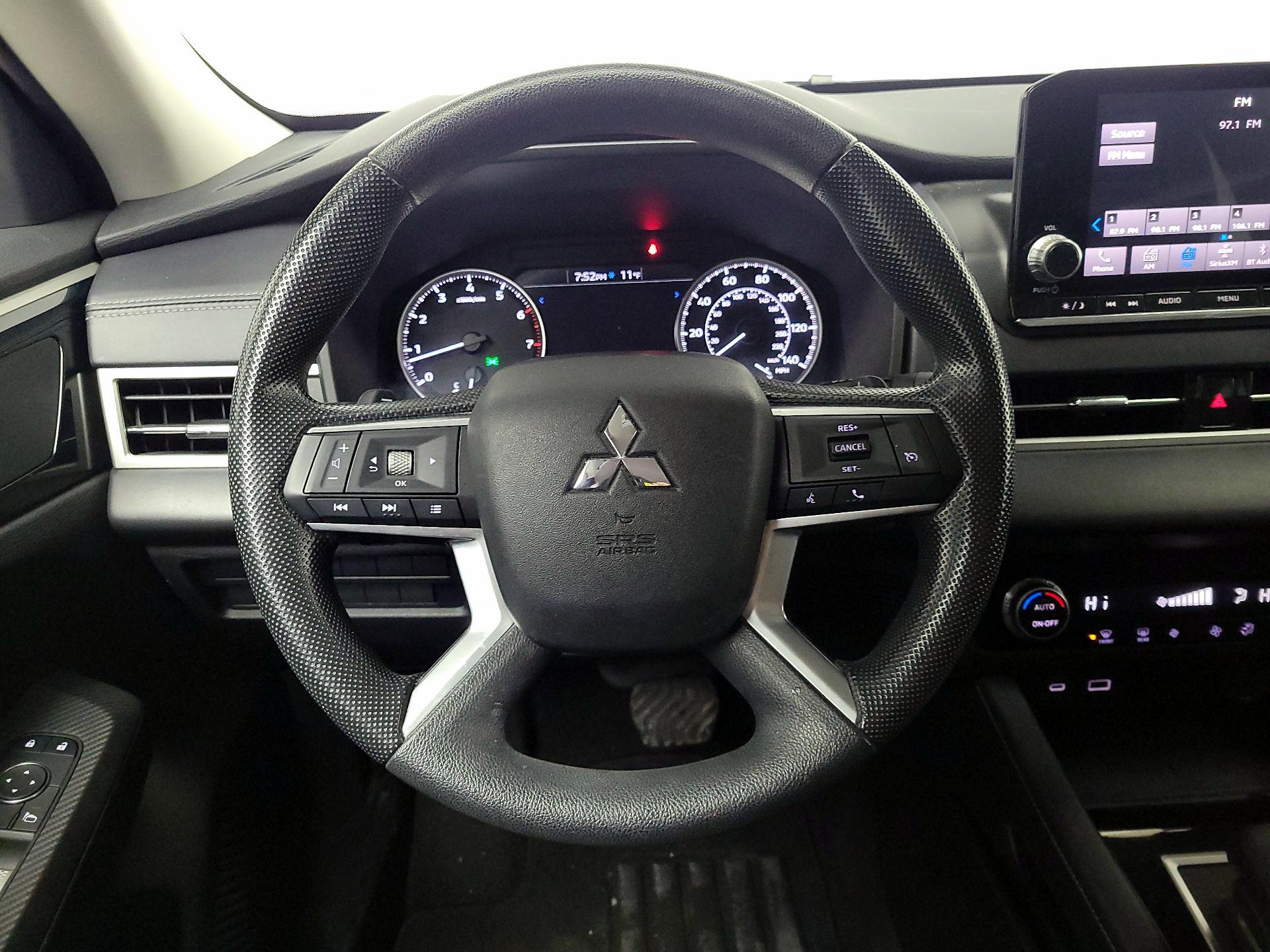 Thumbnail: 2023 Mitsubishi Outlander - 10