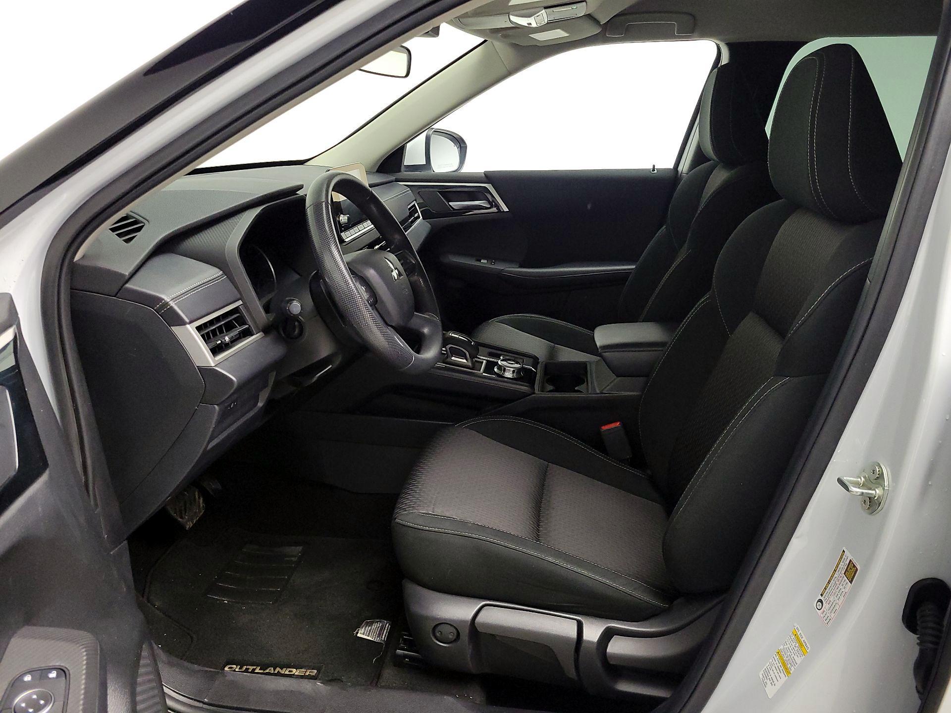 Thumbnail: 2023 Mitsubishi Outlander - 11