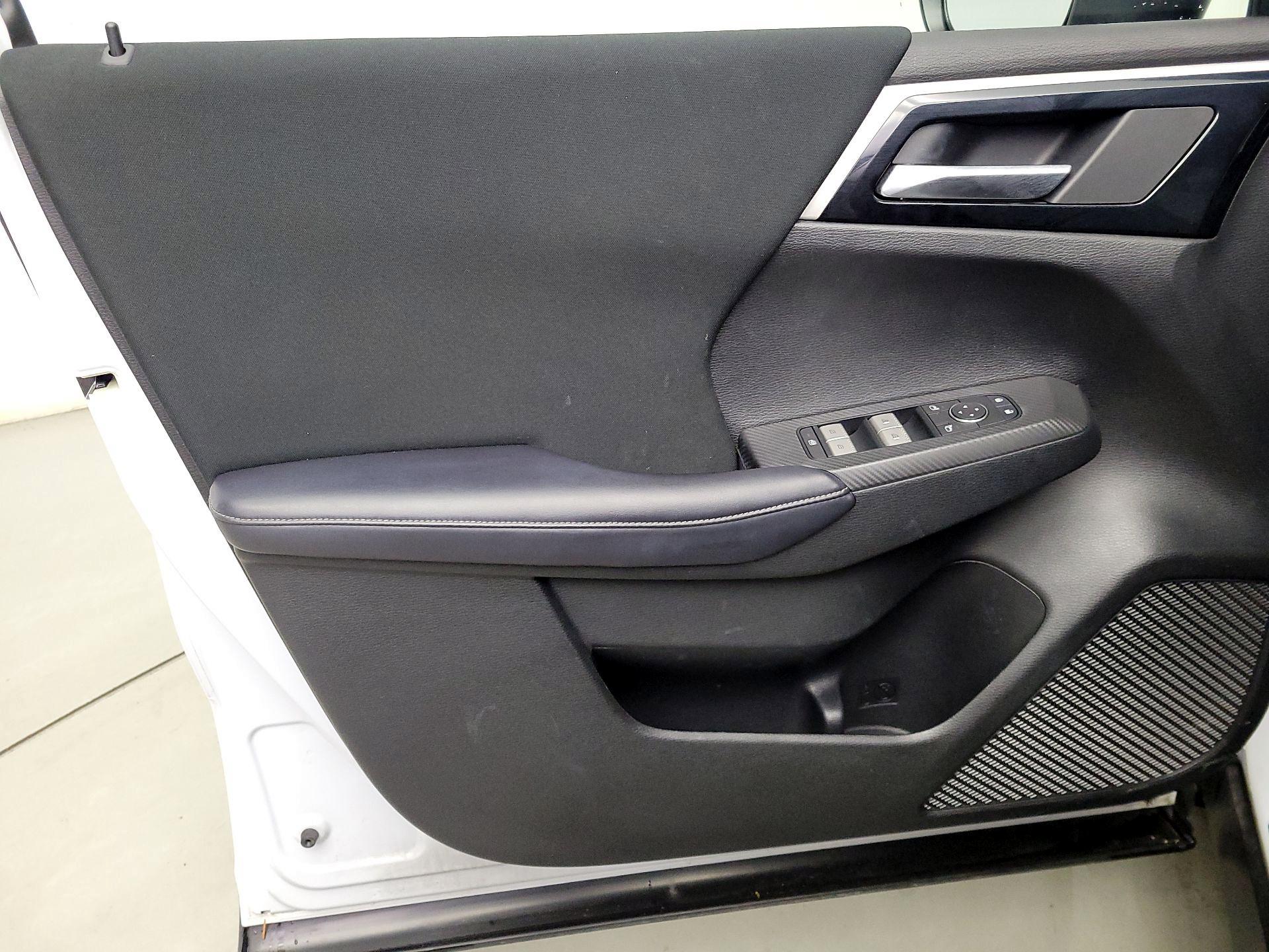 Thumbnail: 2023 Mitsubishi Outlander - 12