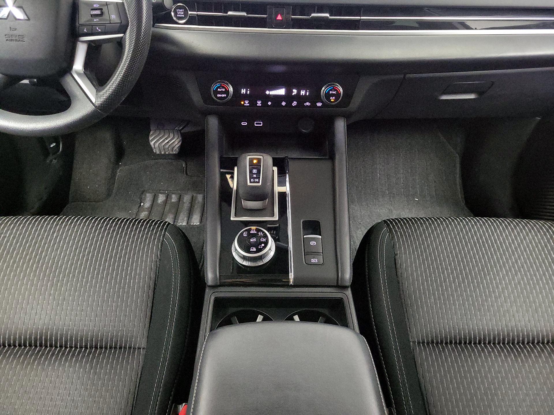 Thumbnail: 2023 Mitsubishi Outlander - 17