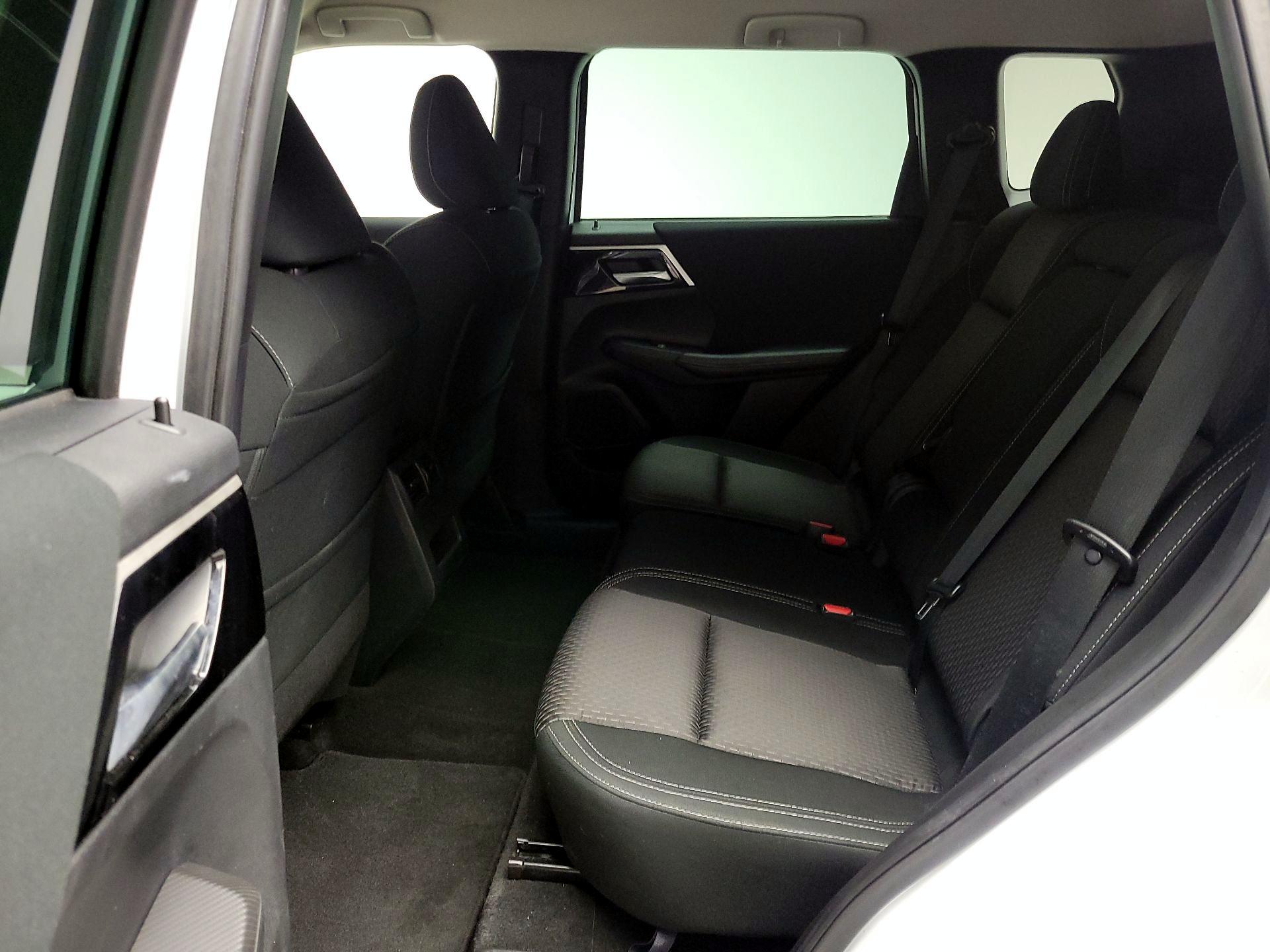 Thumbnail: 2023 Mitsubishi Outlander - 19