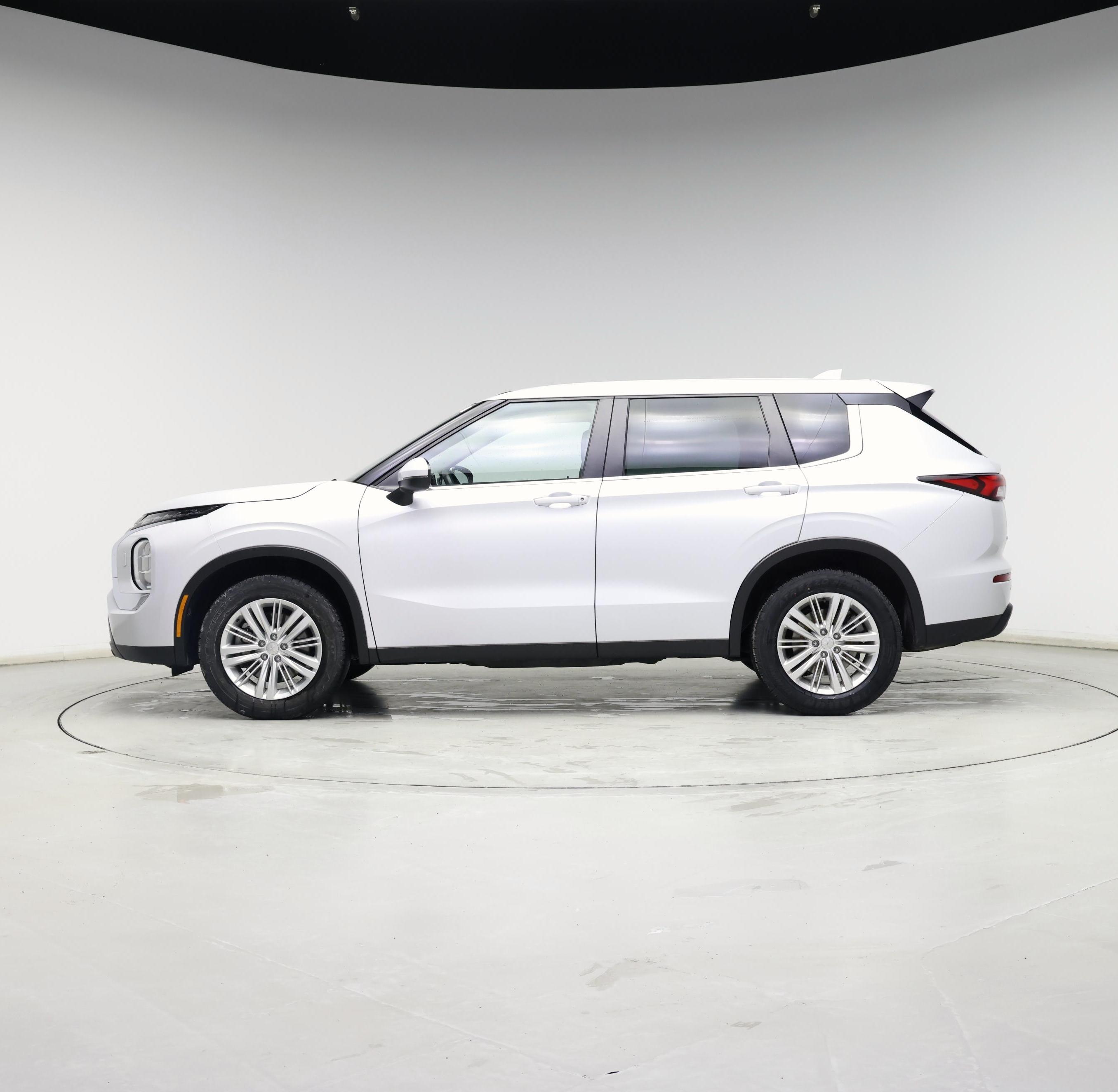 Thumbnail: 2023 Mitsubishi Outlander - 3