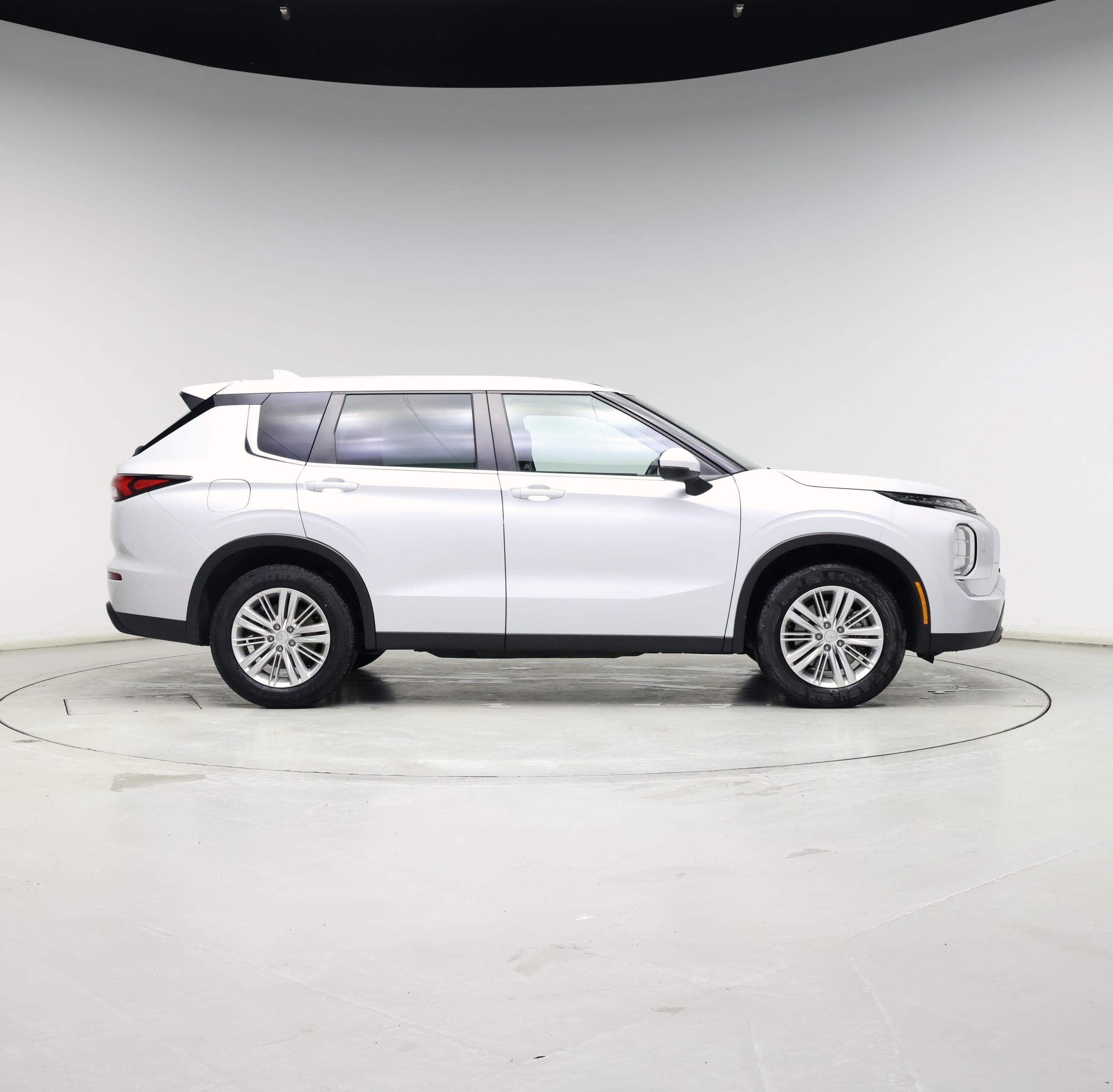 Thumbnail: 2023 Mitsubishi Outlander - 7