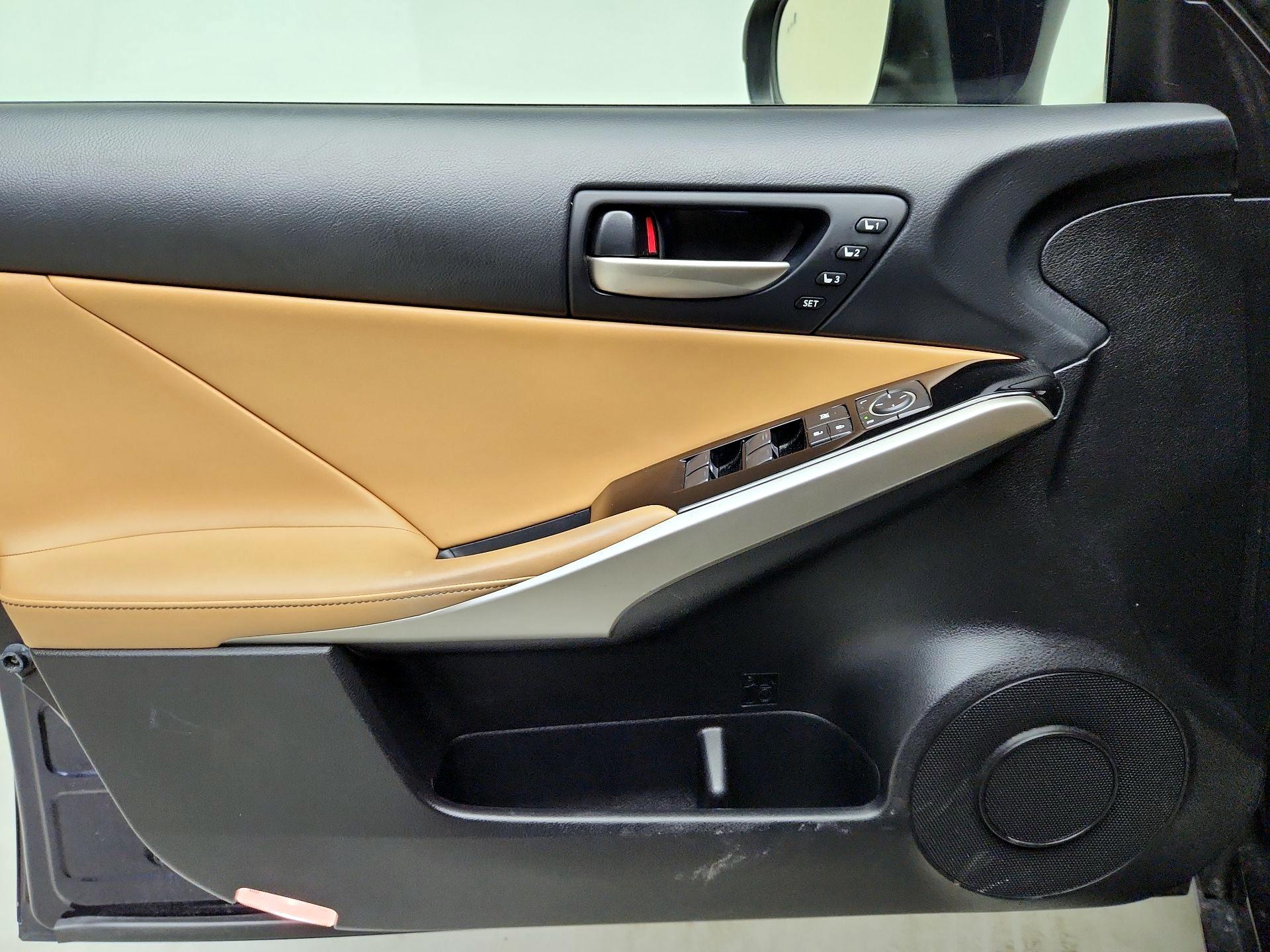 Thumbnail: 2019 Lexus IS - 12