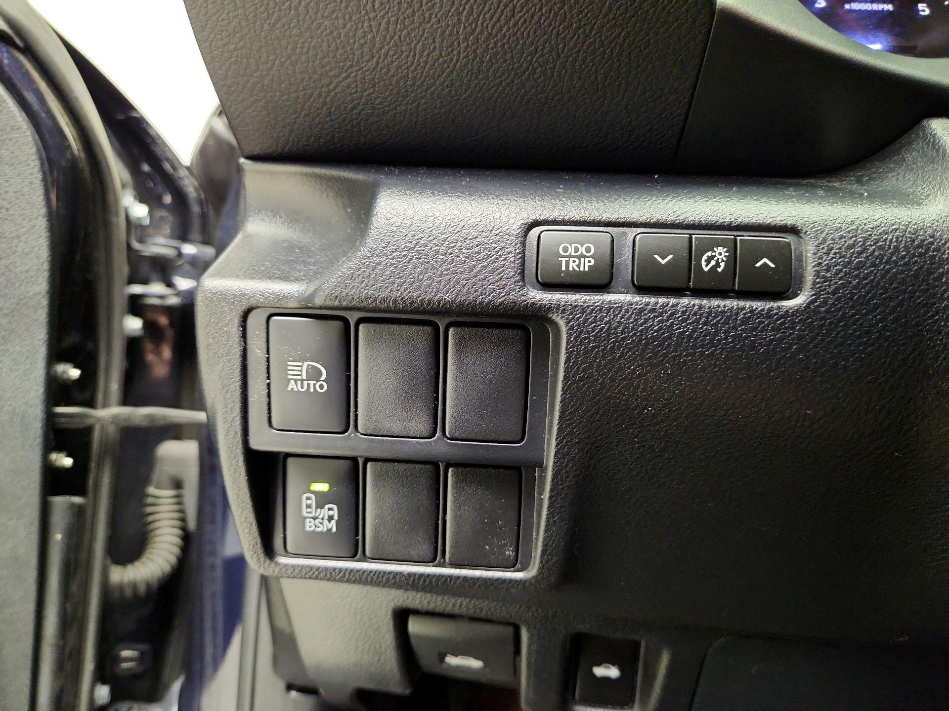 Thumbnail: 2019 Lexus IS - 13