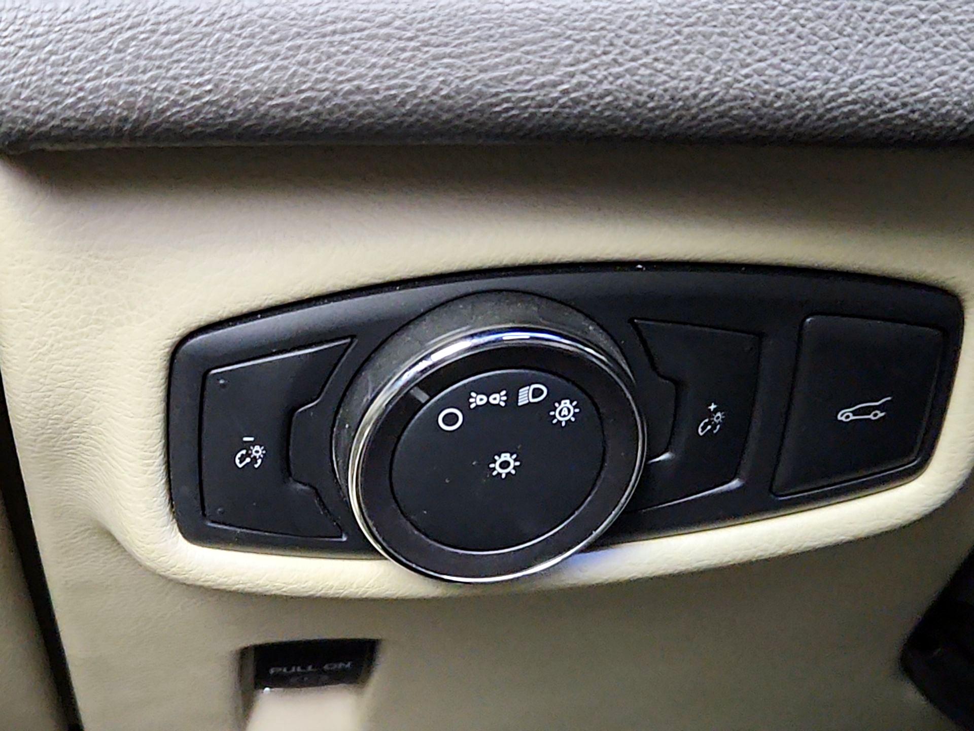Thumbnail: 2015 Lincoln MKZ - 13