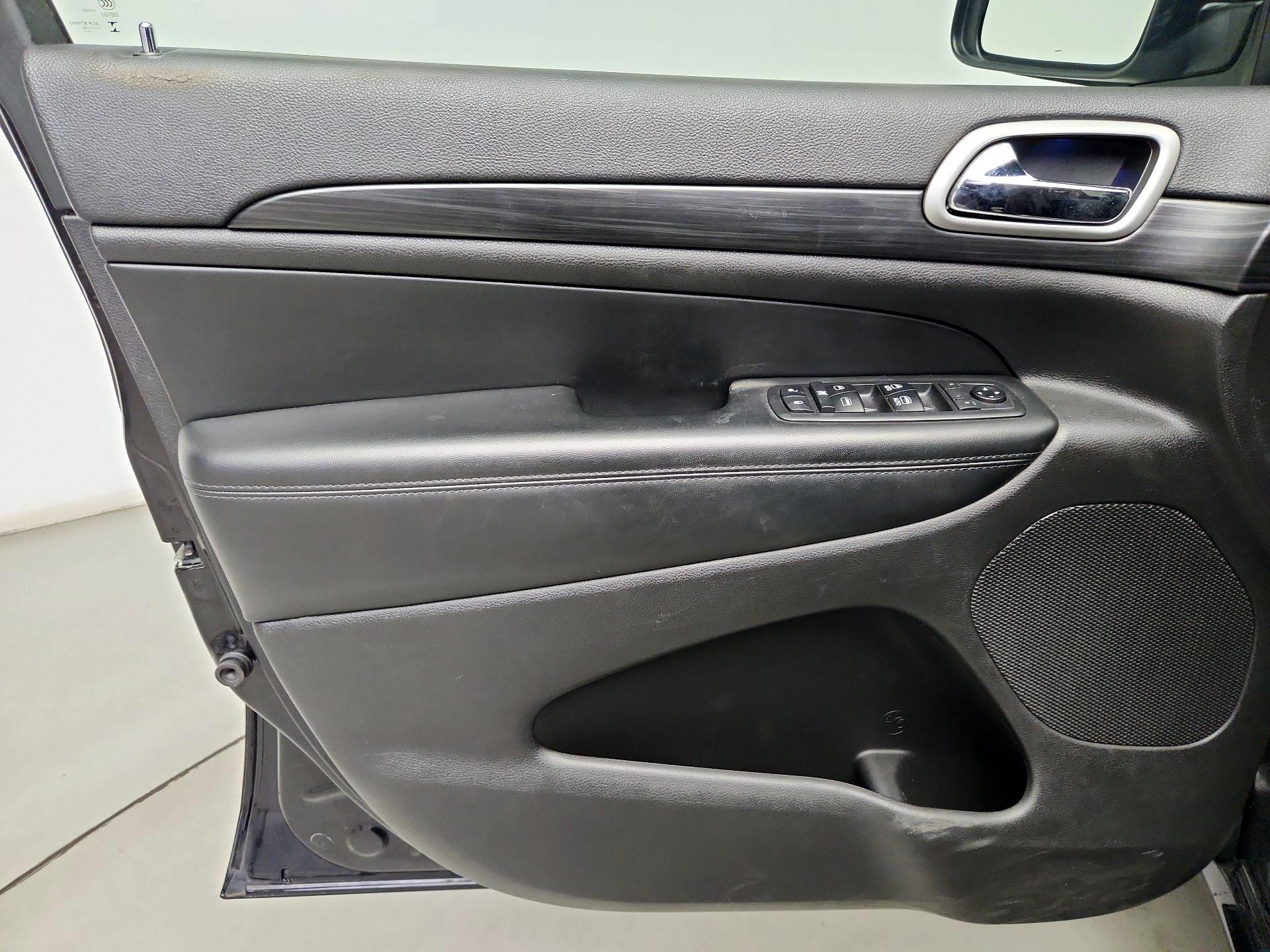 Thumbnail: 2019 Jeep Grand Cherokee - 12