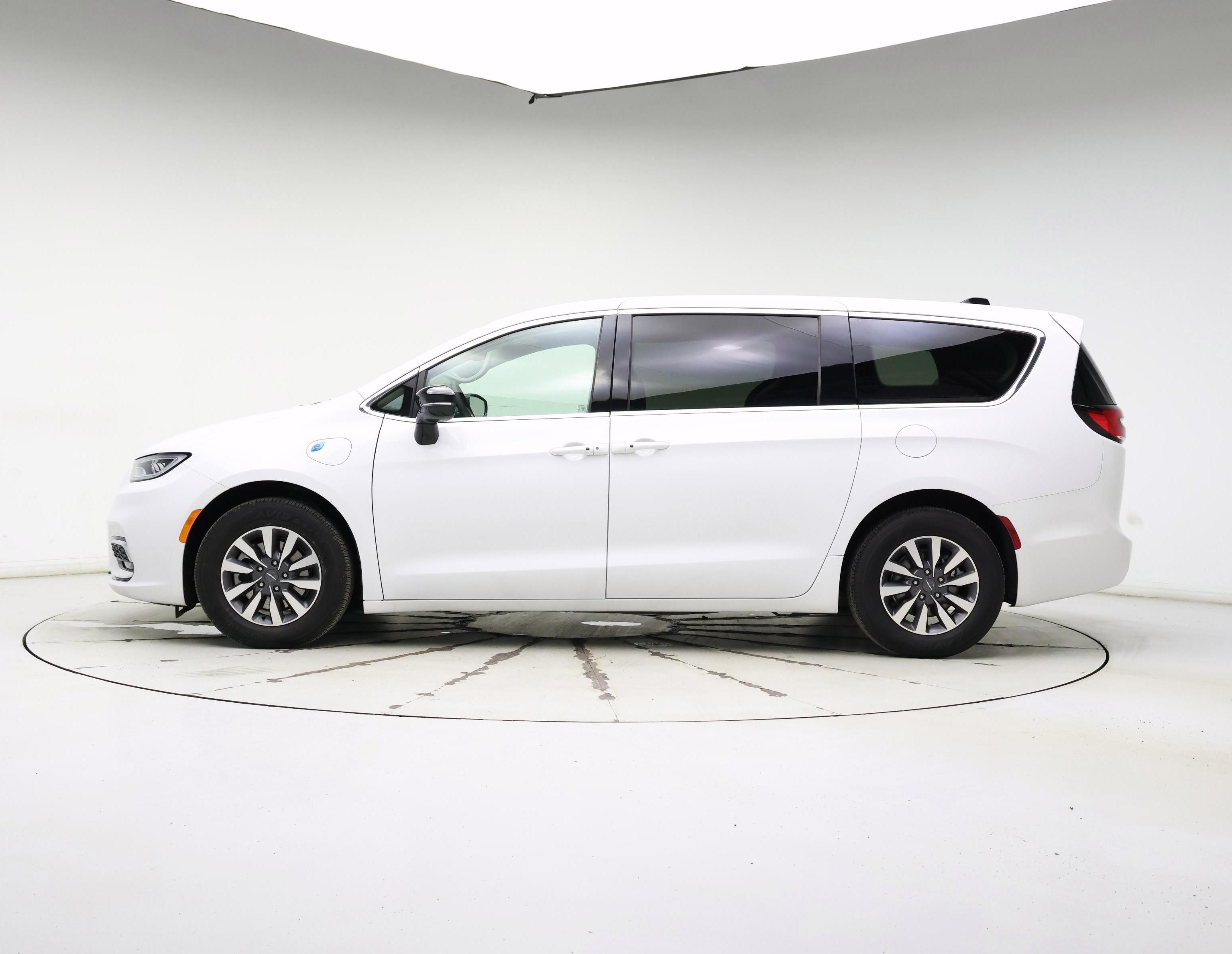 Thumbnail: 2024 Chrysler Pacifica - 3