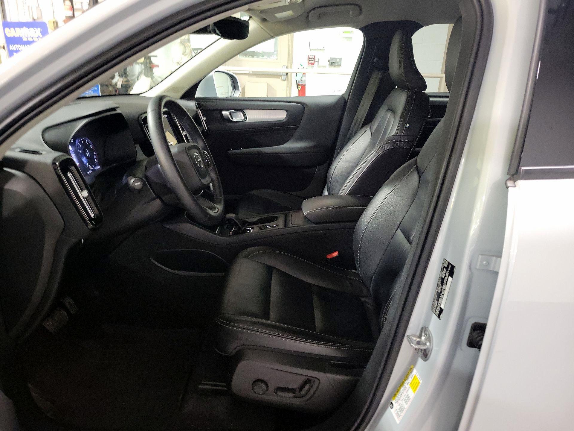 Thumbnail: 2022 Volvo XC40 - 9