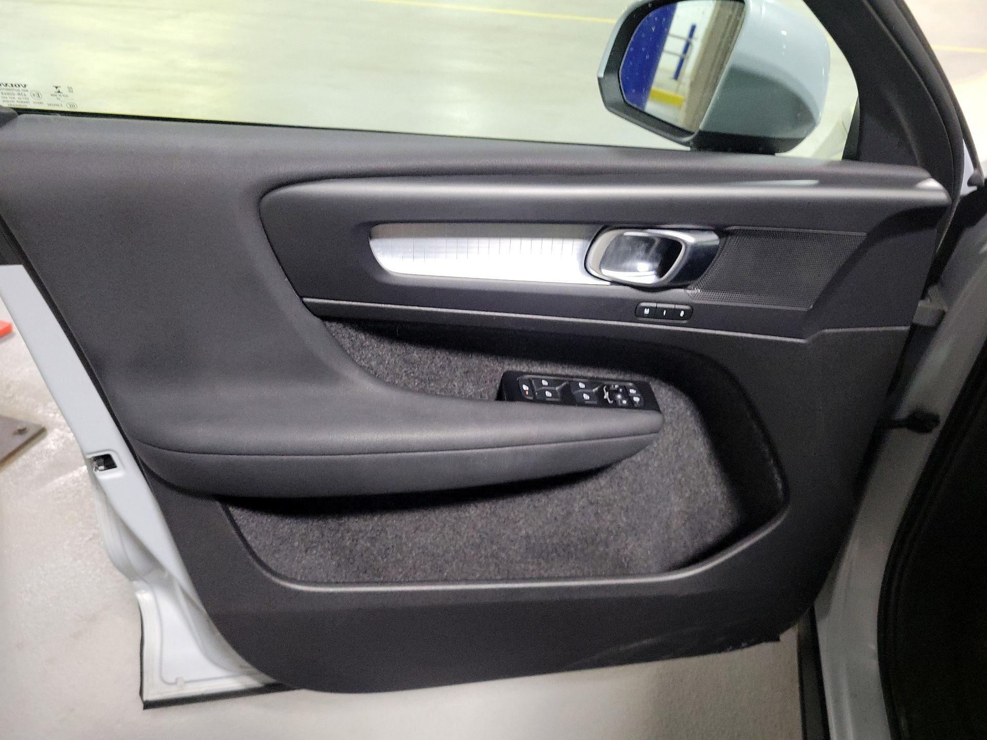 Thumbnail: 2022 Volvo XC40 - 10